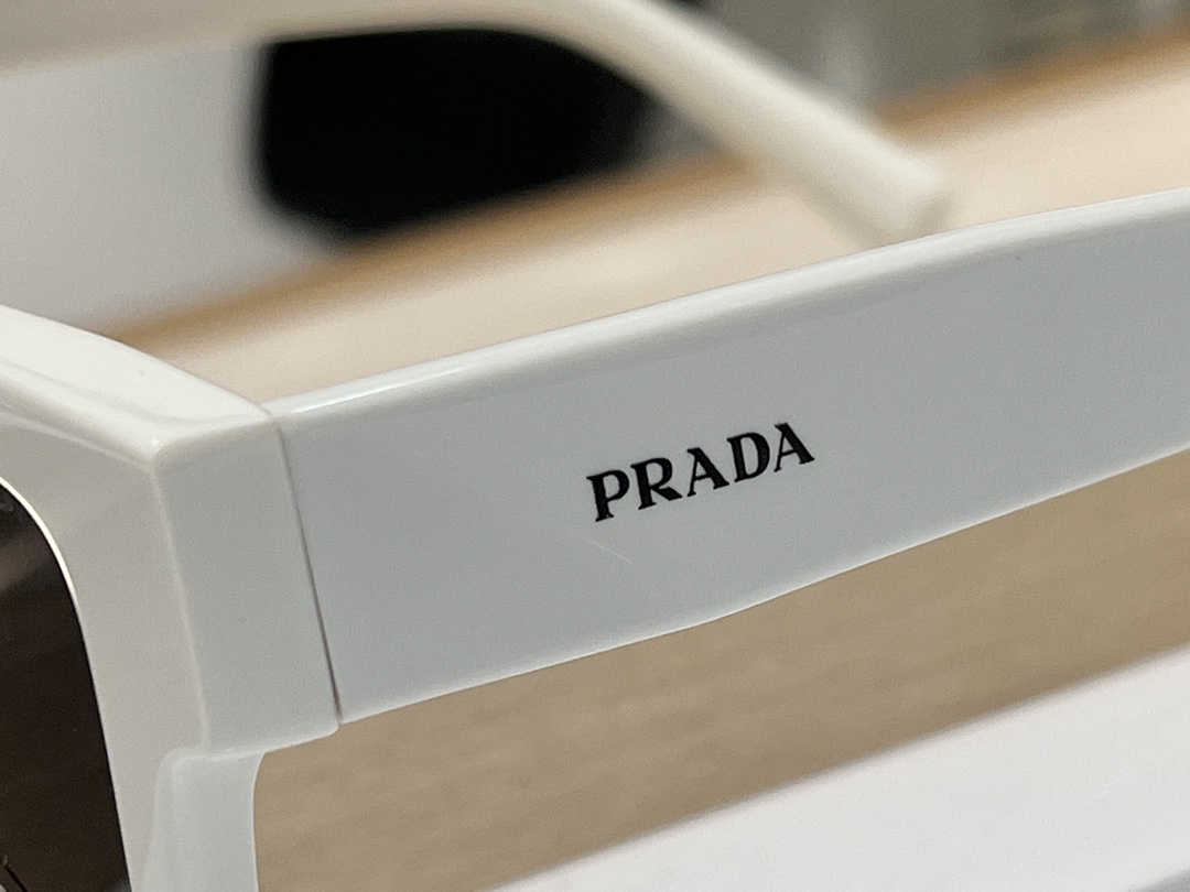  象牙白
PRADA
MODSPR19W
Size52-21–145
