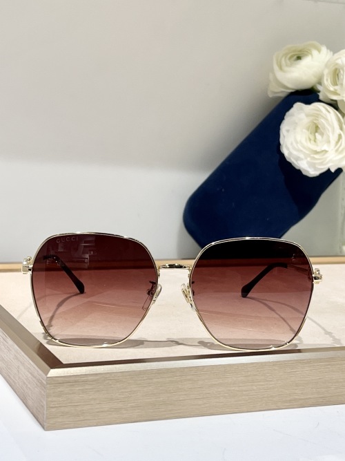 Gucci 0882 Gold Frame Brown Gradient Lens Sunglasses, Size 58-16-145