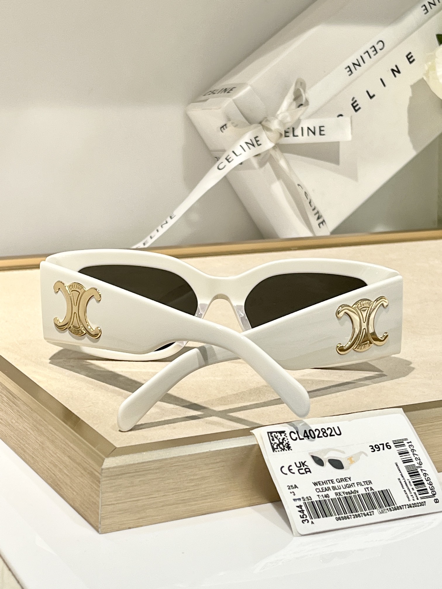 CELINE｜凯旋门太阳眼镜\n出镜率太高啦\n时髦的不得了～\nMod：CL40282U\nSize：53-18-135\nzp代购级别✔️\n每一副独立编码\n加厚铰链电镀精致