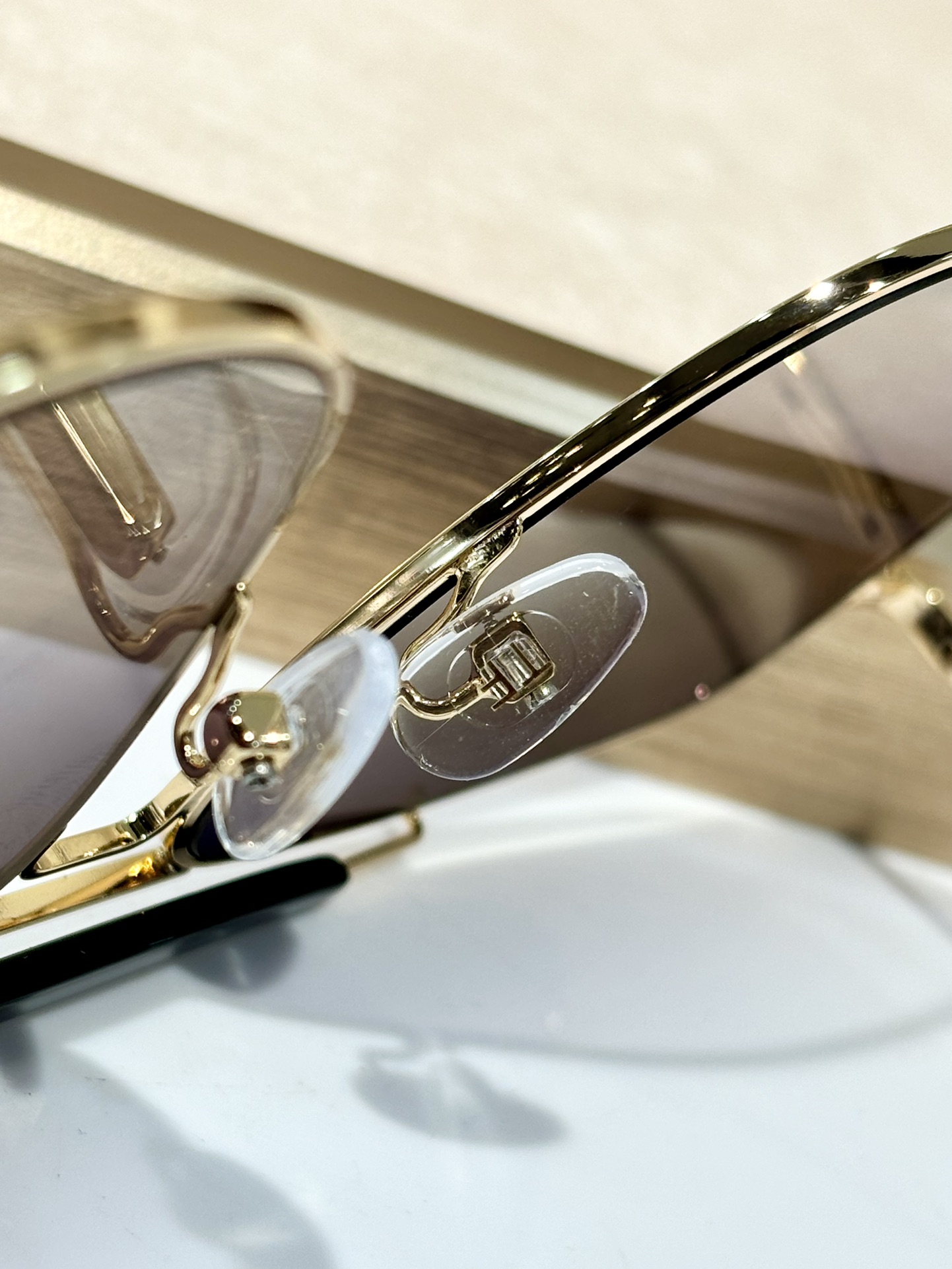  Tom Ford
Mod：TF557
Size：58-13-145
