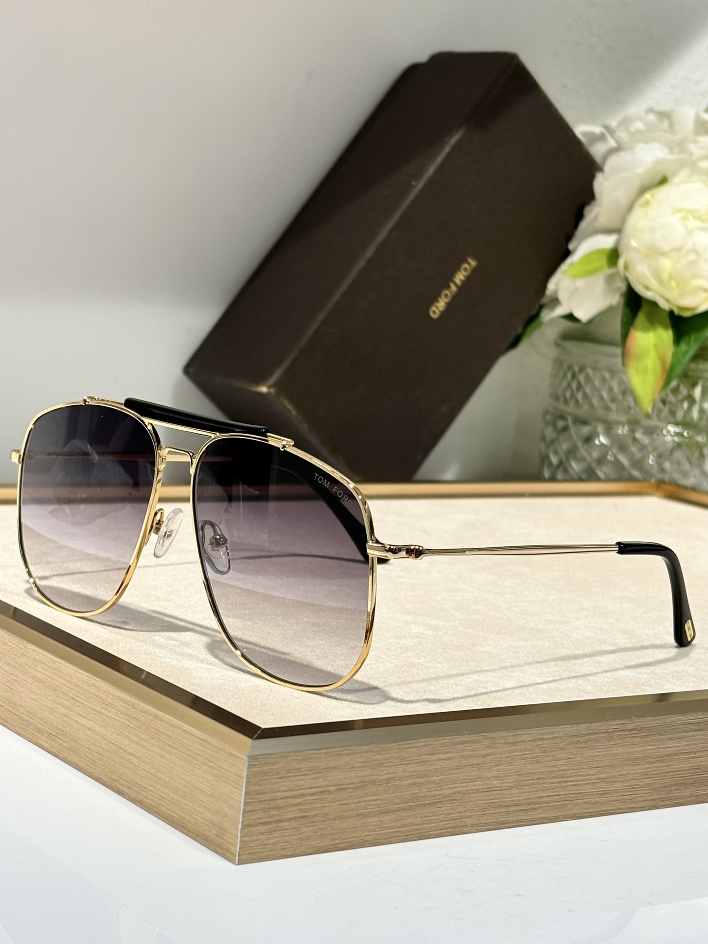  Tom Ford
Mod：TF557
Size：58-13-145
