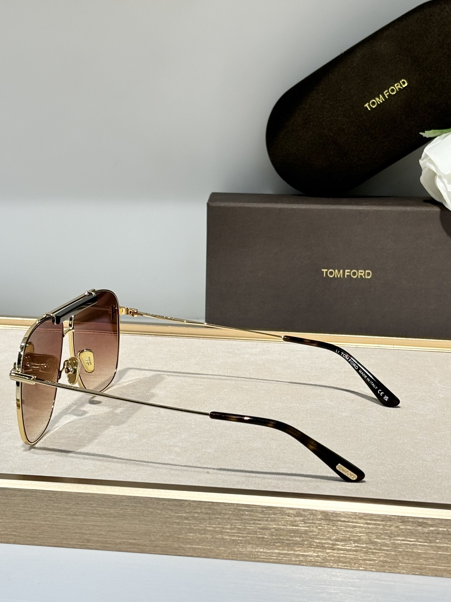  Tom Ford
方形
Mod：TF 1017
Size：60-12-145
原版鼻托
内镀蓝膜镜片

