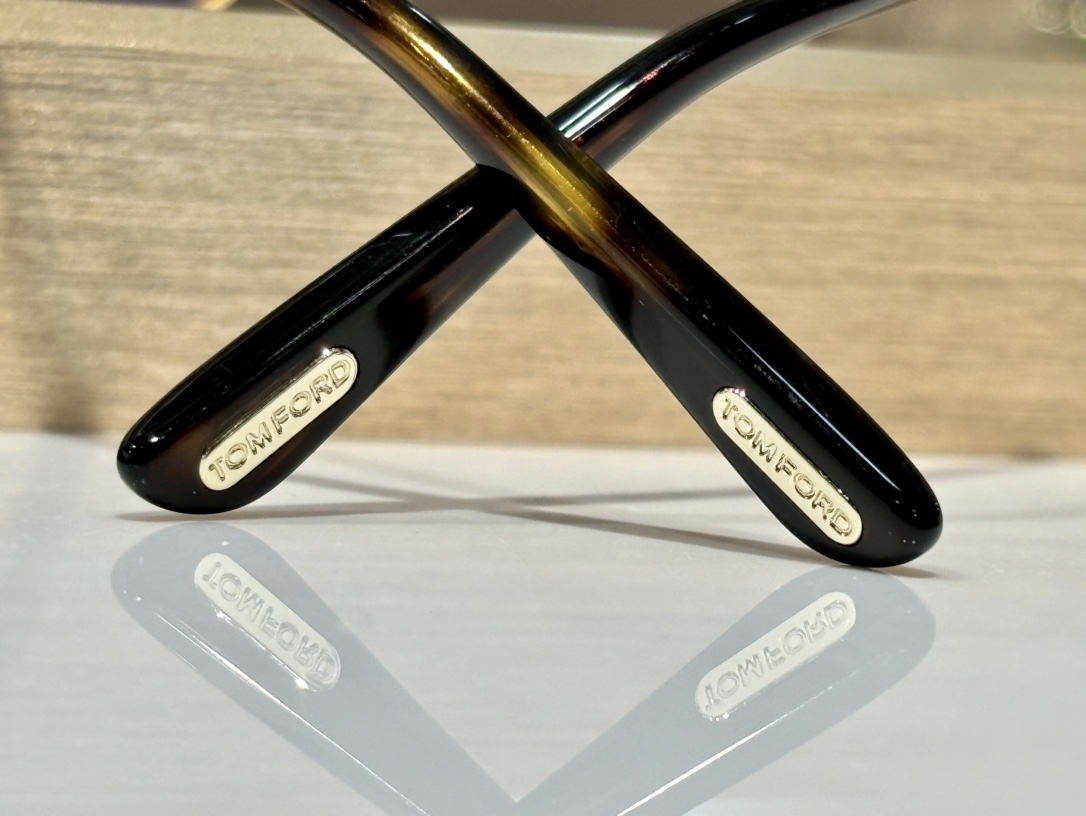  Tom Ford
方形
Mod：TF 1017
Size：60-12-145
原版鼻托
内镀蓝膜镜片
