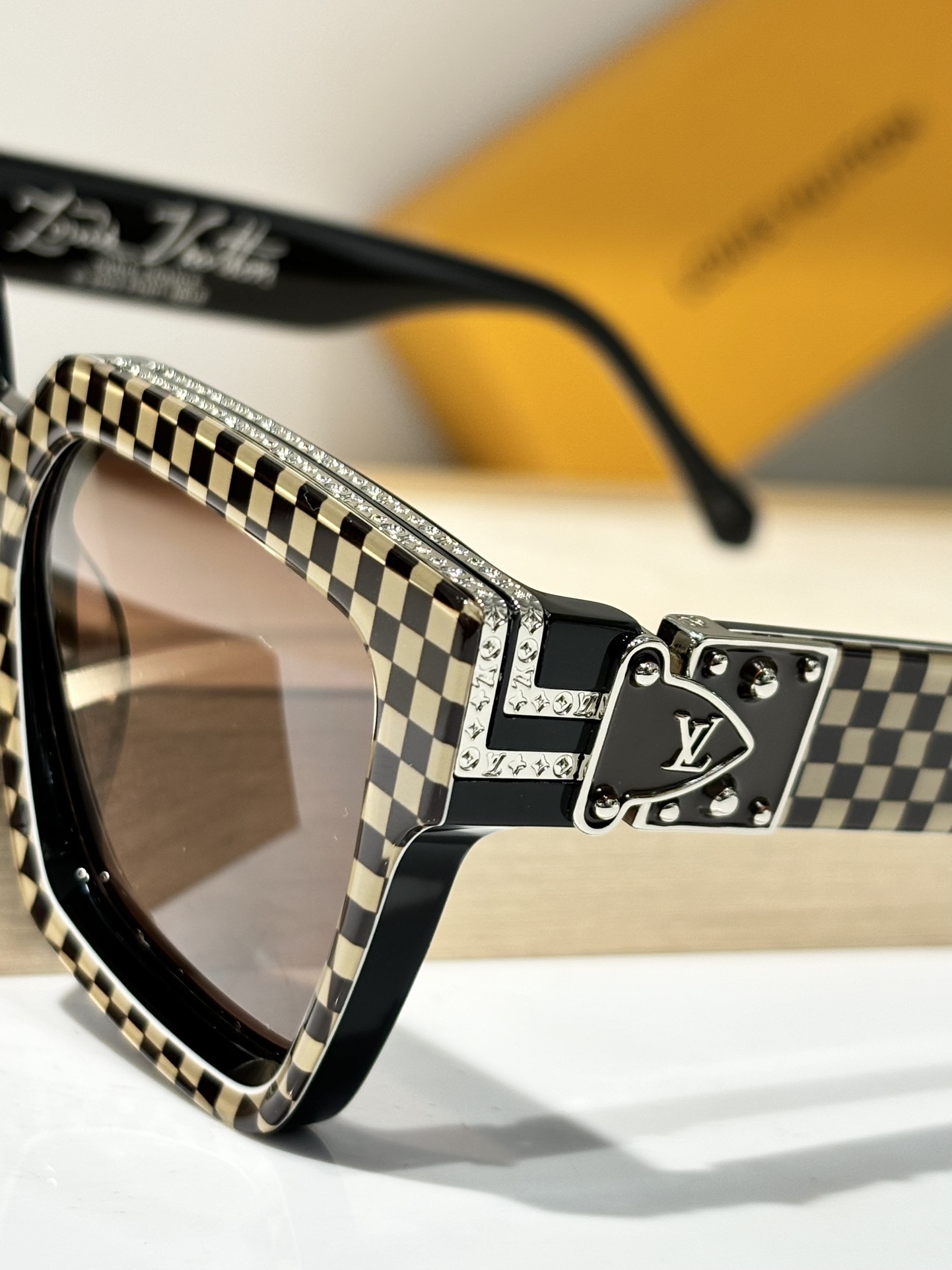  24/25 Add new colors
TOP QUALITY 
LV96006 Millionai