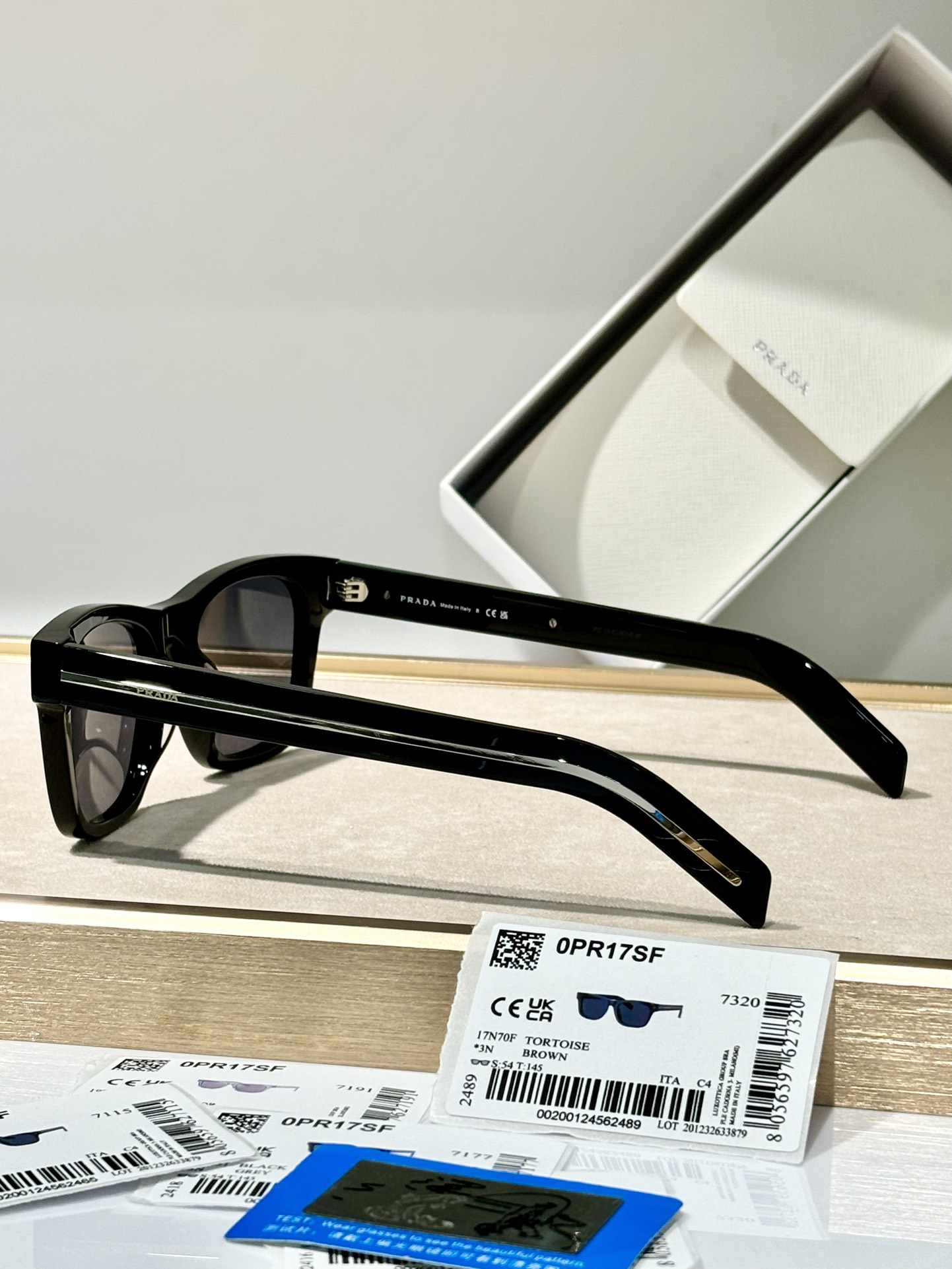  PRADA* Polarized lenses
MOD：SPRA17SF
SIZE：54-19-145