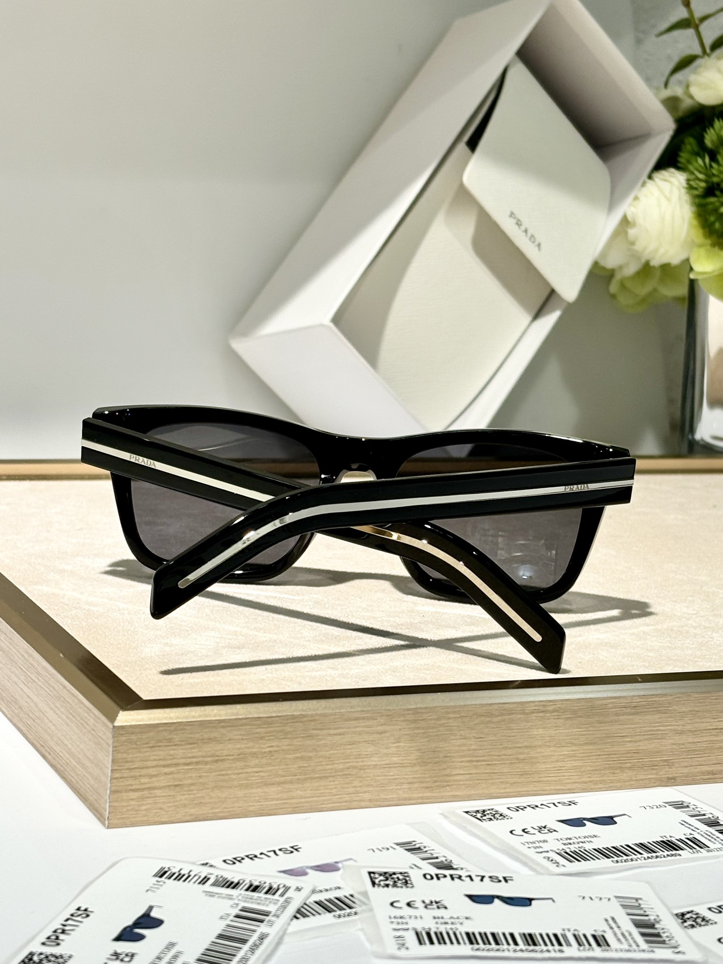  PRADA* Polarized lenses
MOD：SPRA17SF
SIZE：54-19-145