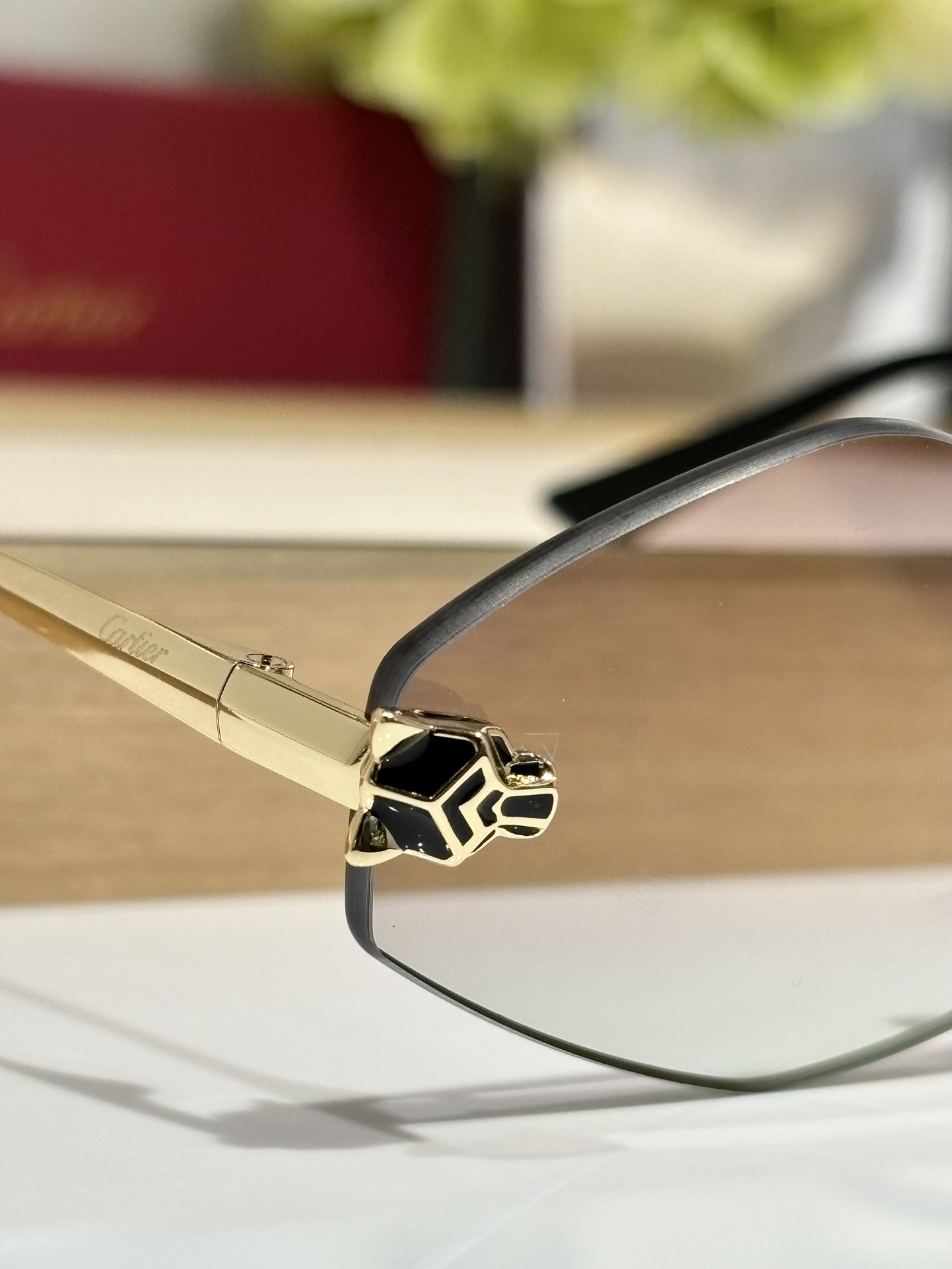  Zeiss lenses
 Cartier
Mod：CT0433S
Size：55-22-140
杏仁