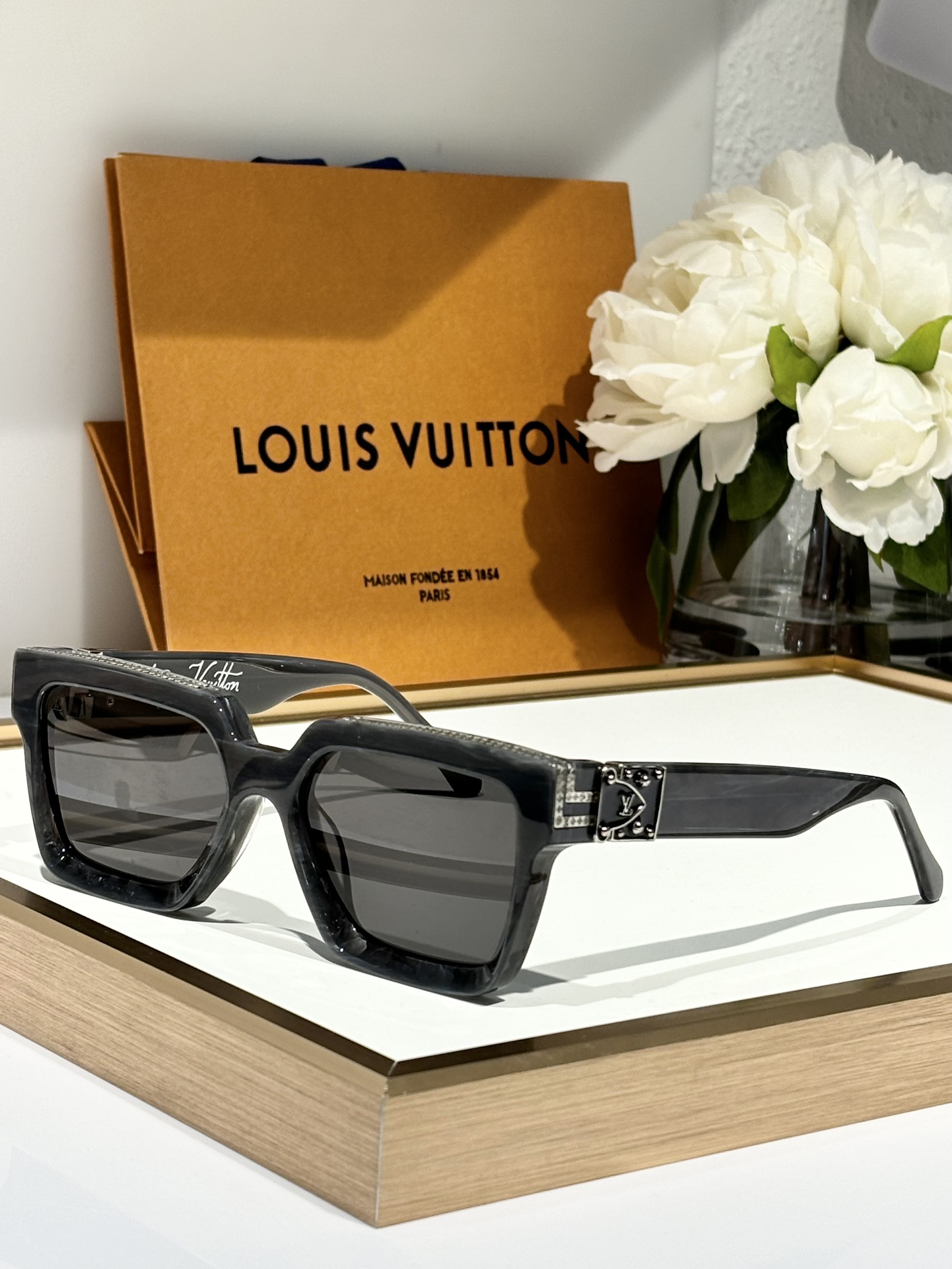  24/25 Add new colors
TOP QUALITY 
LV96006 Millionai