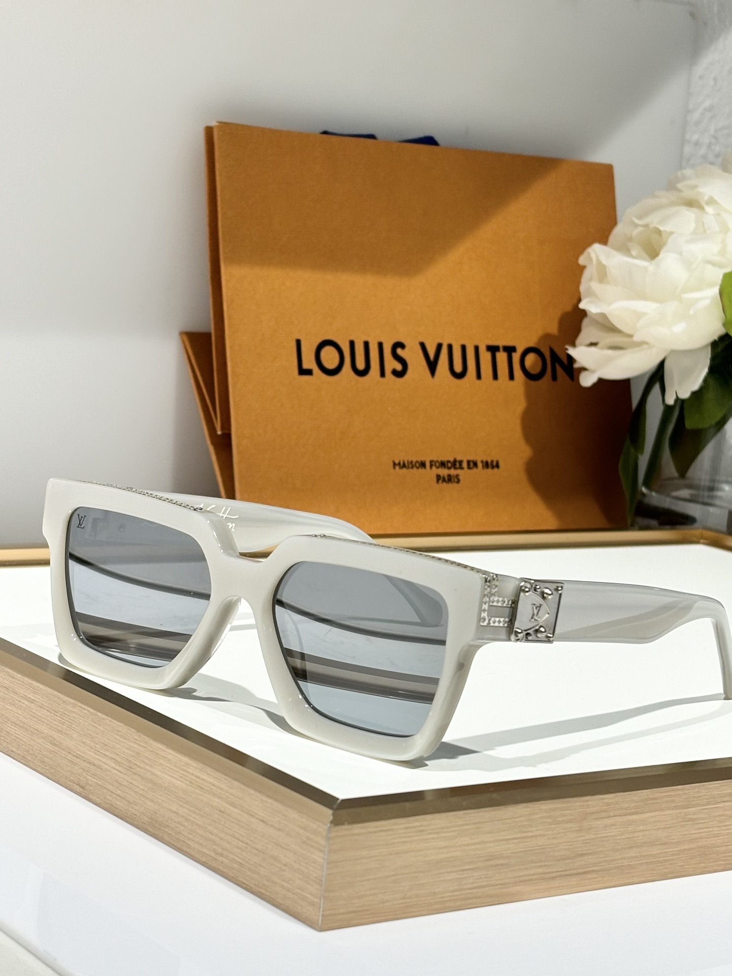  24/25 Add new colors
TOP QUALITY 
LV96006 Millionai