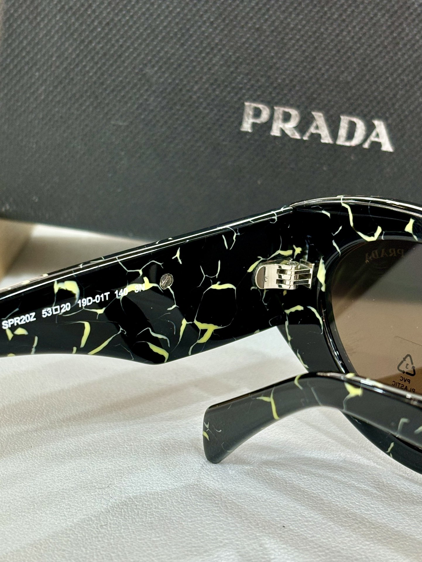  Prada 太阳镜 
ModSPR20Z 
Size：53口20-140

