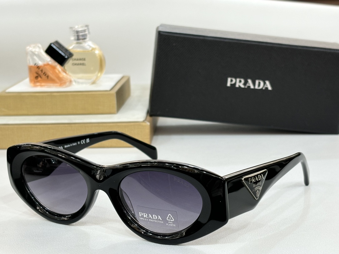  Prada 太阳镜 
ModSPR20Z 
Size：53口20-140

