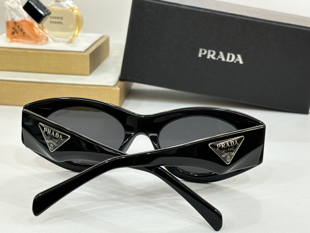  Prada 太阳镜 
ModSPR20Z 
Size：53口20-140

