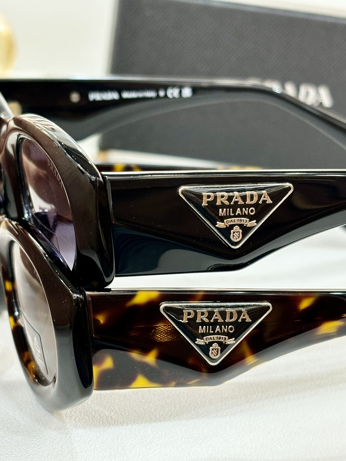  Prada 太阳镜 
ModSPR20Z 
Size：53口20-140

