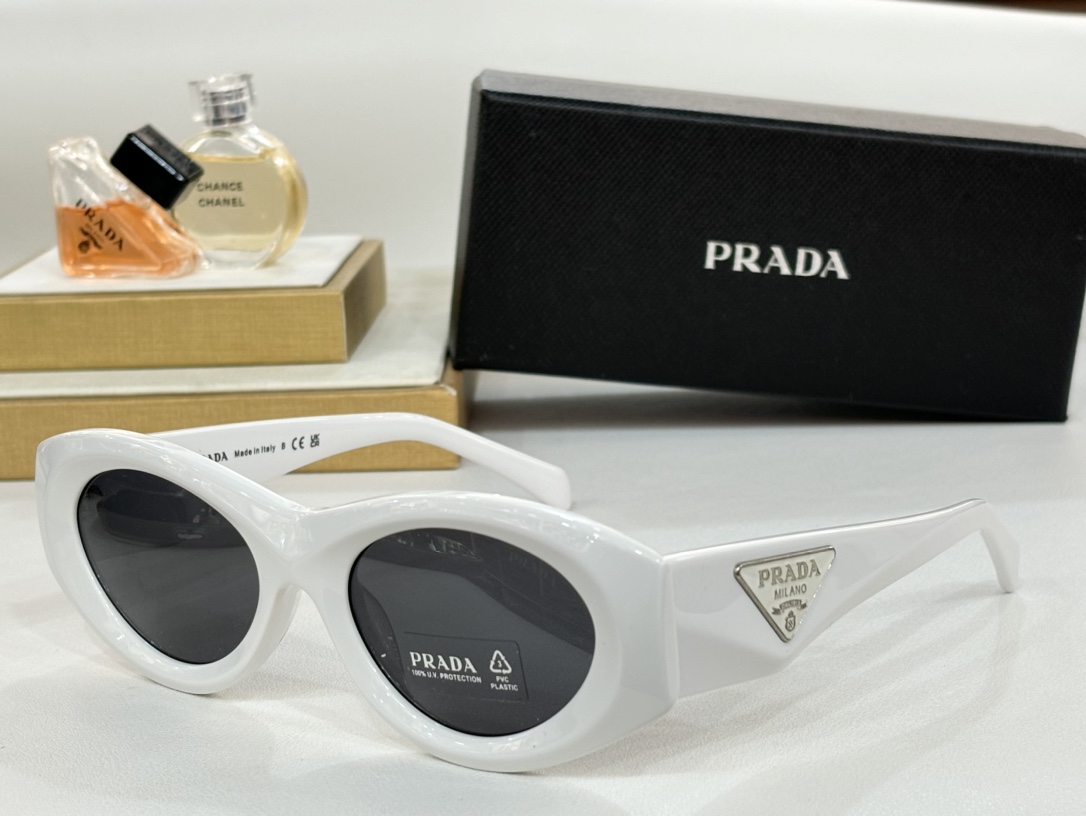  Prada 太阳镜 
ModSPR20Z 
Size：53口20-140

