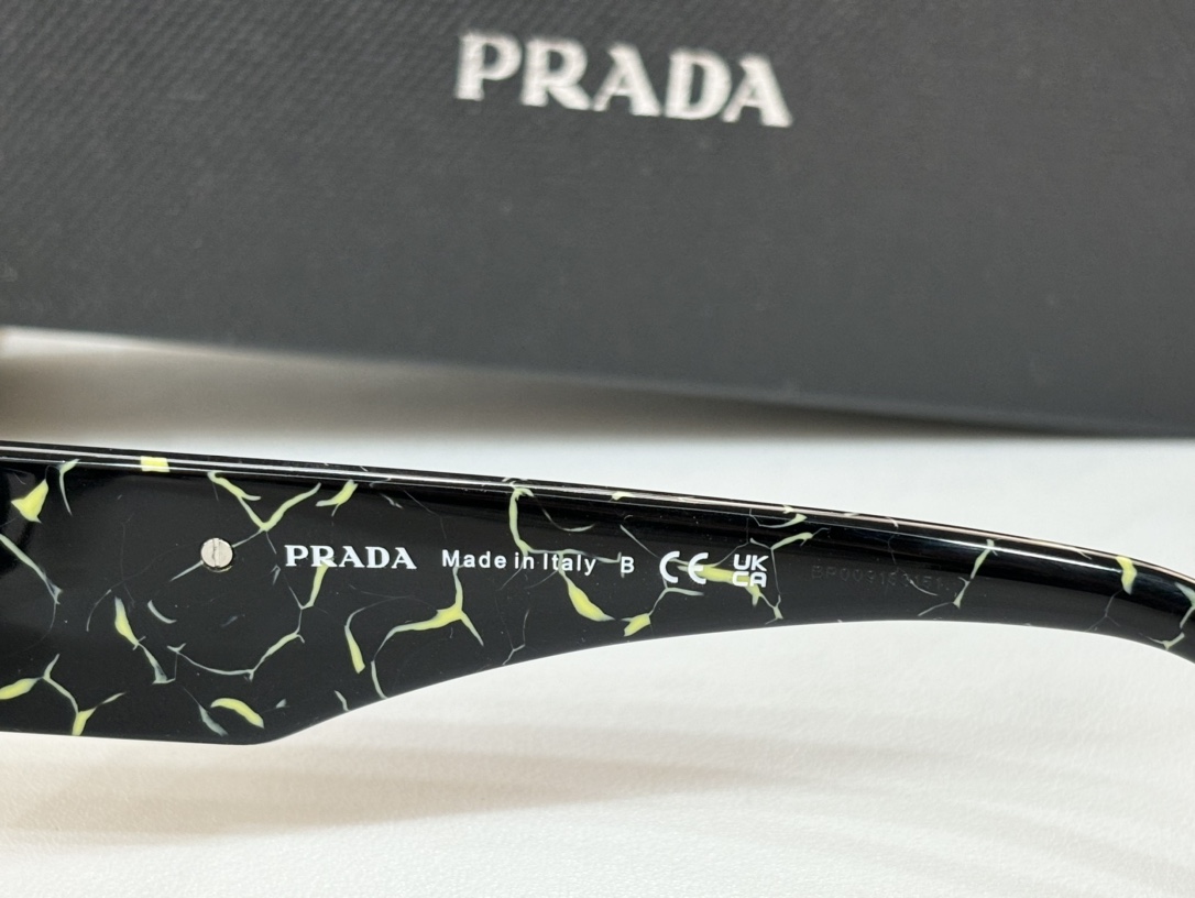  Prada 太阳镜 
ModSPR20Z 
Size：53口20-140

