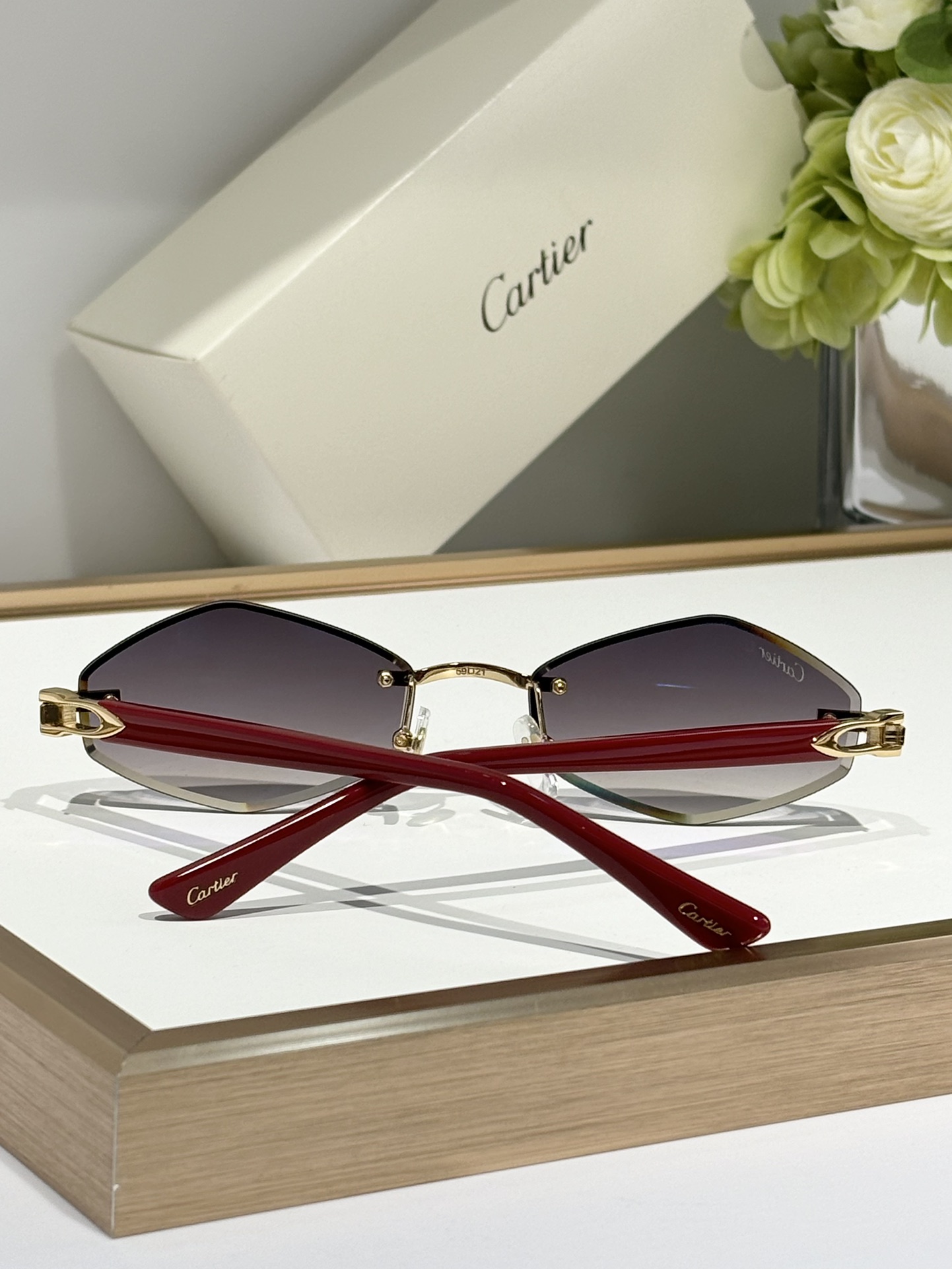  Cartie*
Mod：CT0901S
Size：59-21-145
杏仁形片形
抛光镀金饰面
实物质