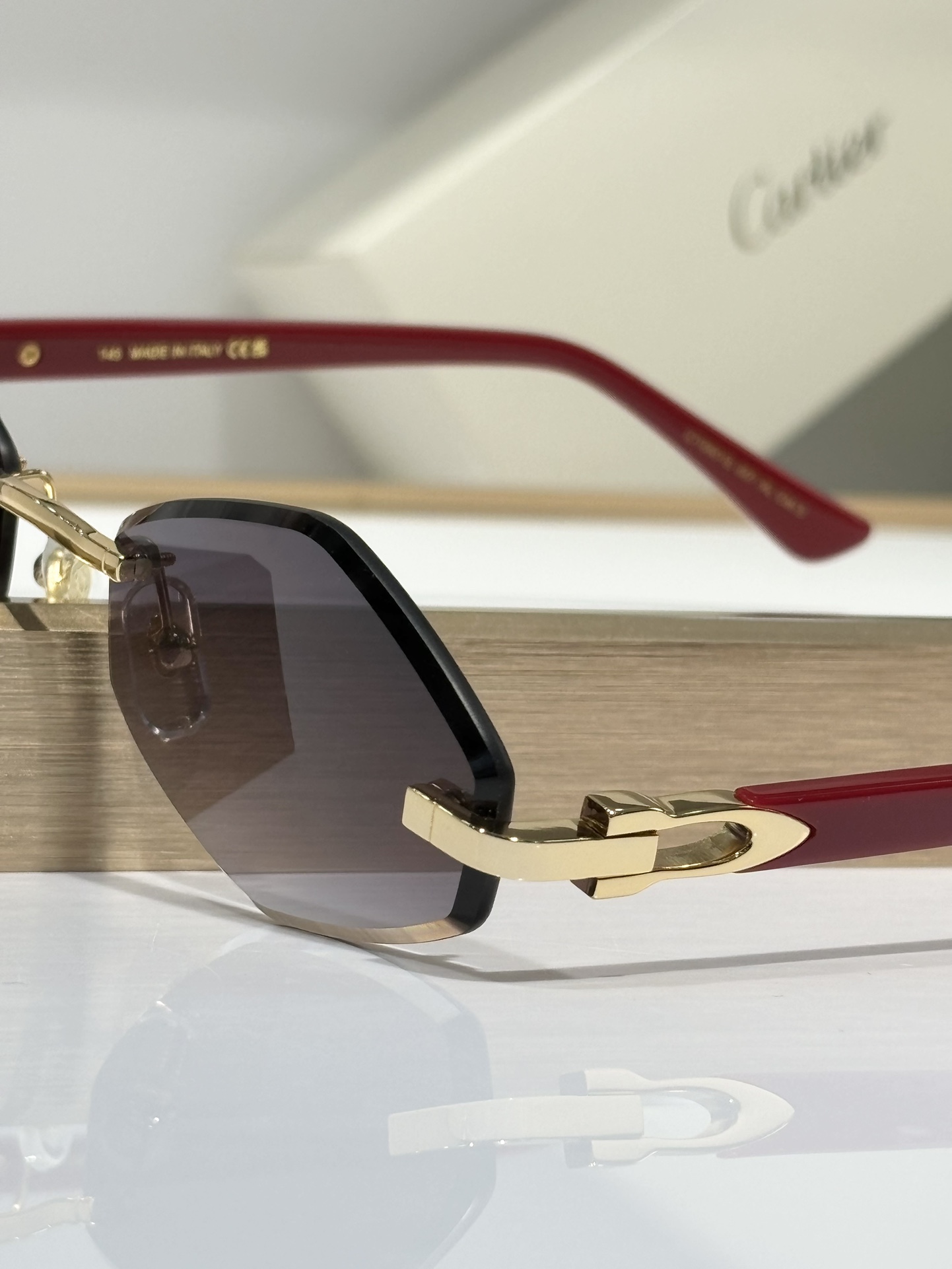  Cartie*
Mod：CT0901S
Size：59-21-145
杏仁形片形
抛光镀金饰面
实物质