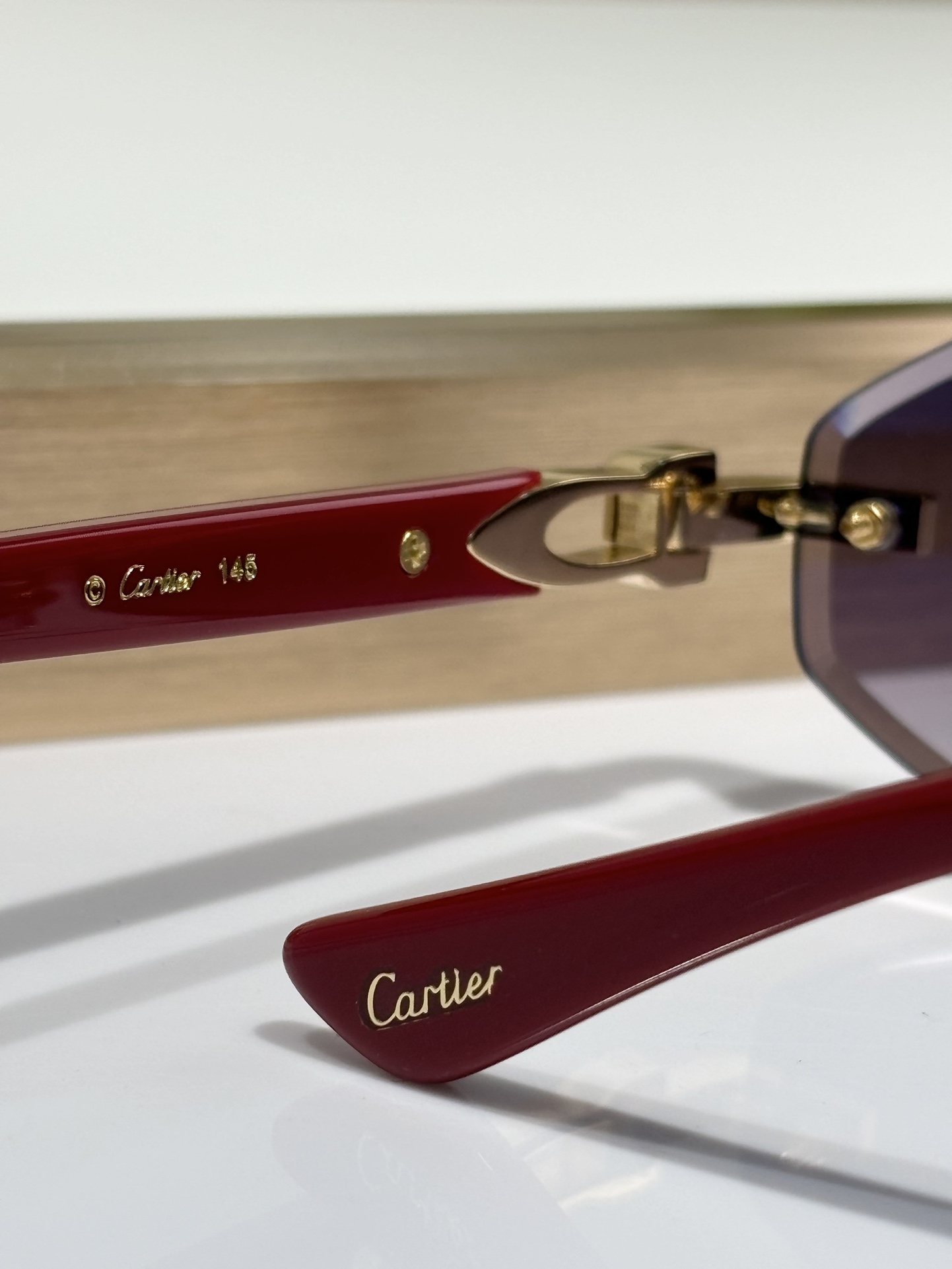  Cartie*
Mod：CT0901S
Size：59-21-145
杏仁形片形
抛光镀金饰面
实物质