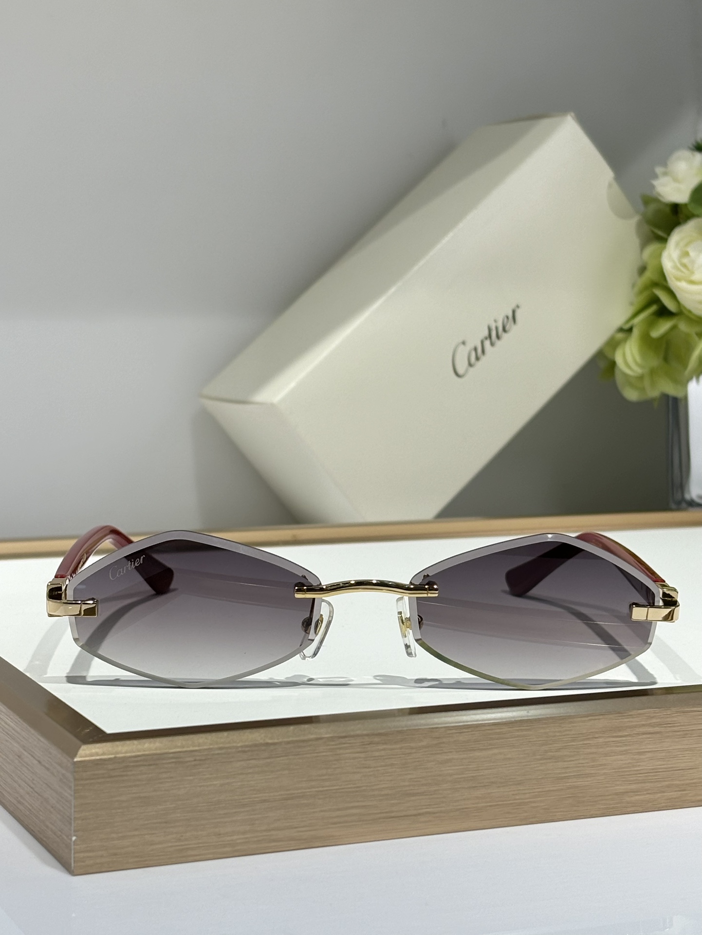  Cartie*
Mod：CT0901S
Size：59-21-145
杏仁形片形
抛光镀金饰面
实物质