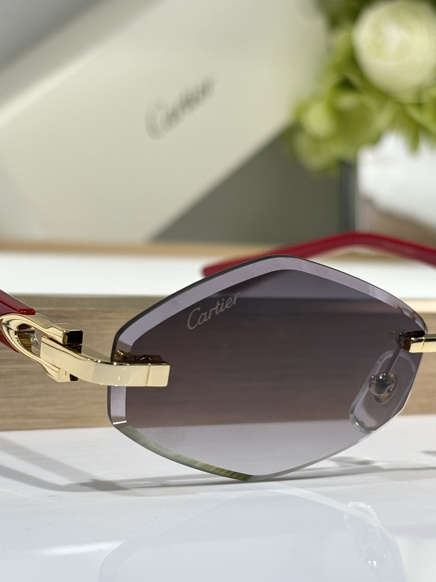  Cartie*
Mod：CT0901S
Size：59-21-145
杏仁形片形
抛光镀金饰面
实物质