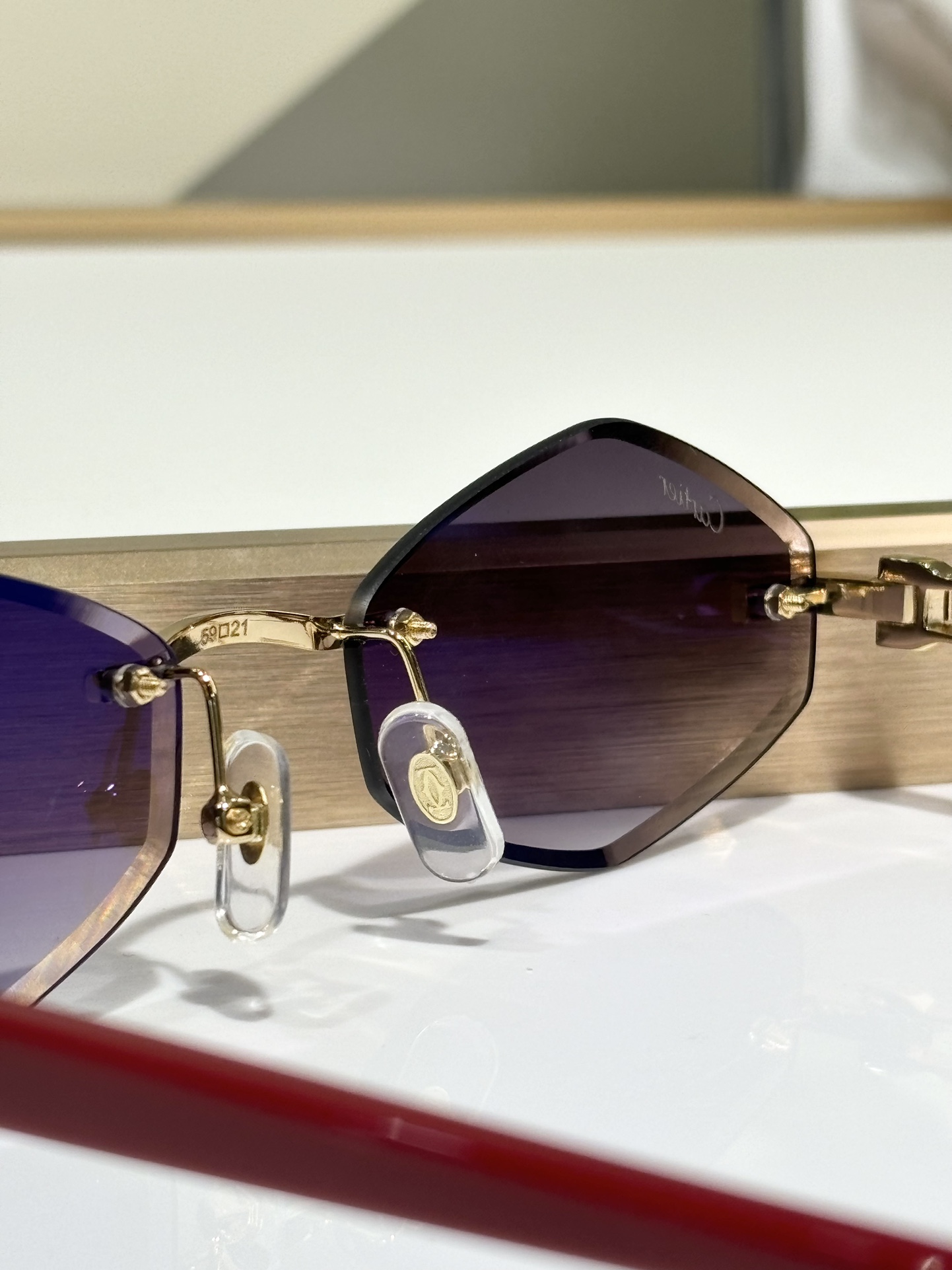  Cartie*
Mod：CT0901S
Size：59-21-145
杏仁形片形
抛光镀金饰面
实物质