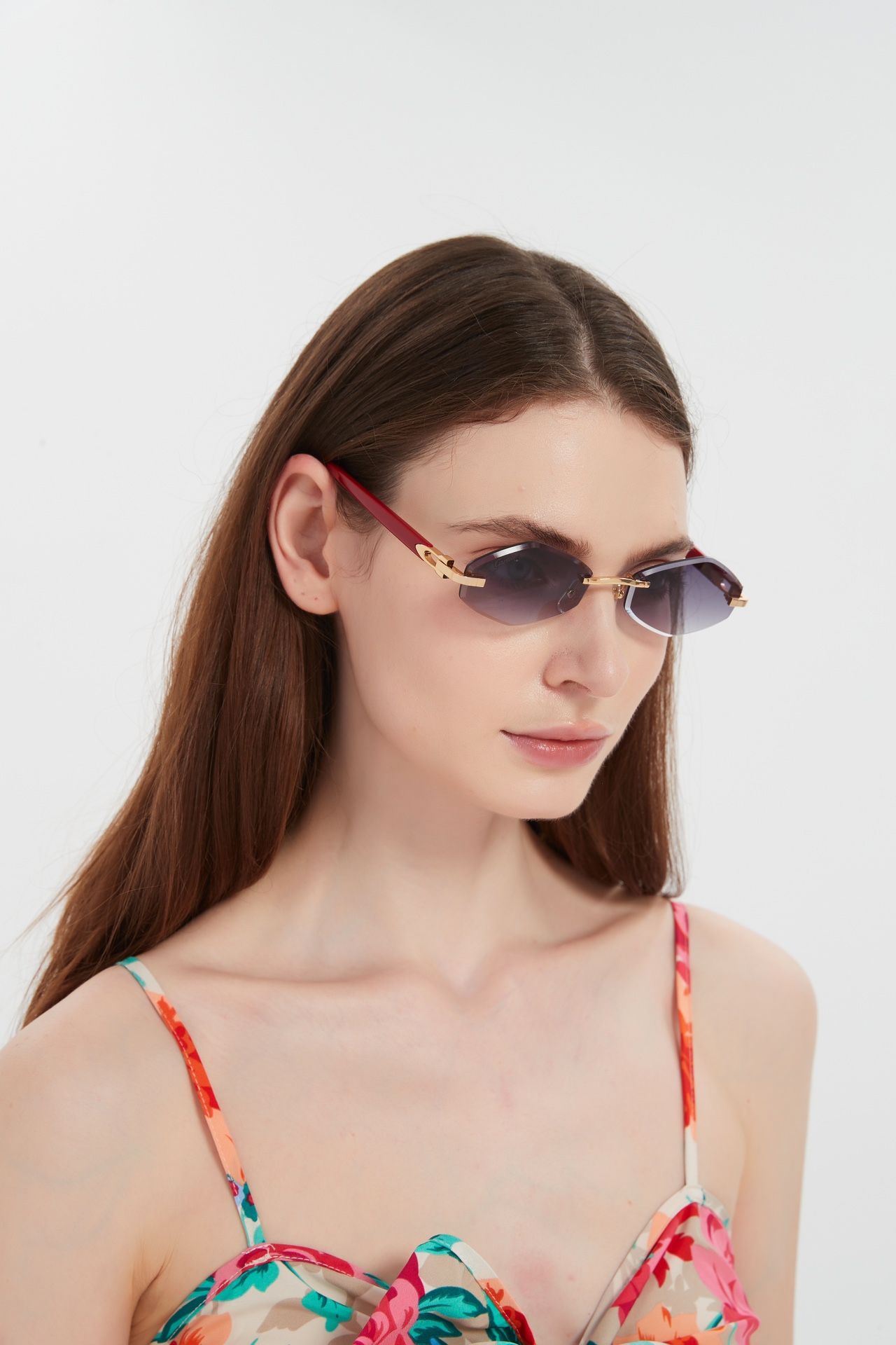  Cartie*
Mod：CT0901S
Size：59-21-145
杏仁形片形
抛光镀金饰面
实物质