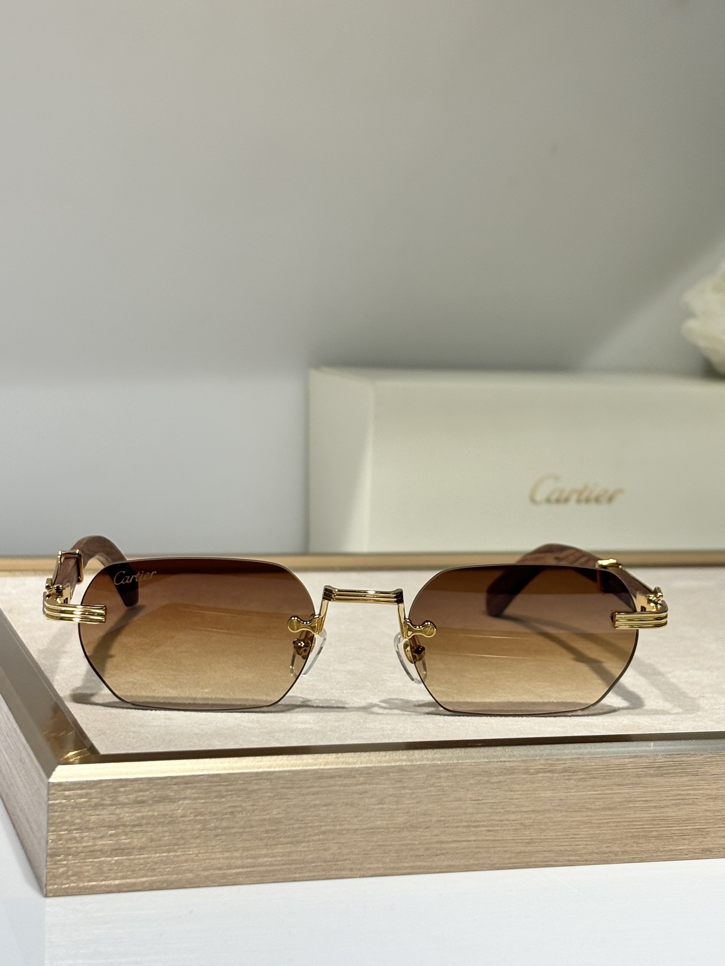  新颜色
CARTIER
 . CT0362s 
SIZE54口21-145
