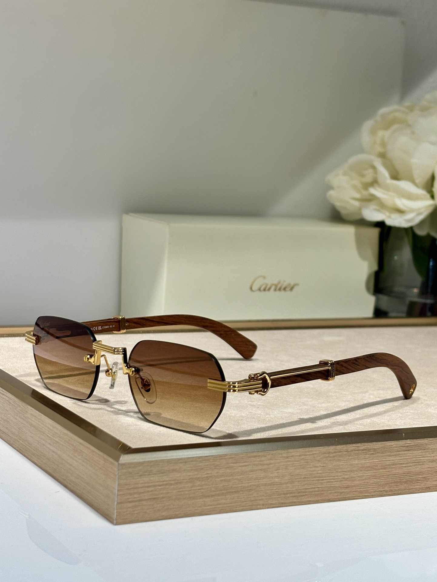  新颜色
CARTIER
 . CT0362s 
SIZE54口21-145

