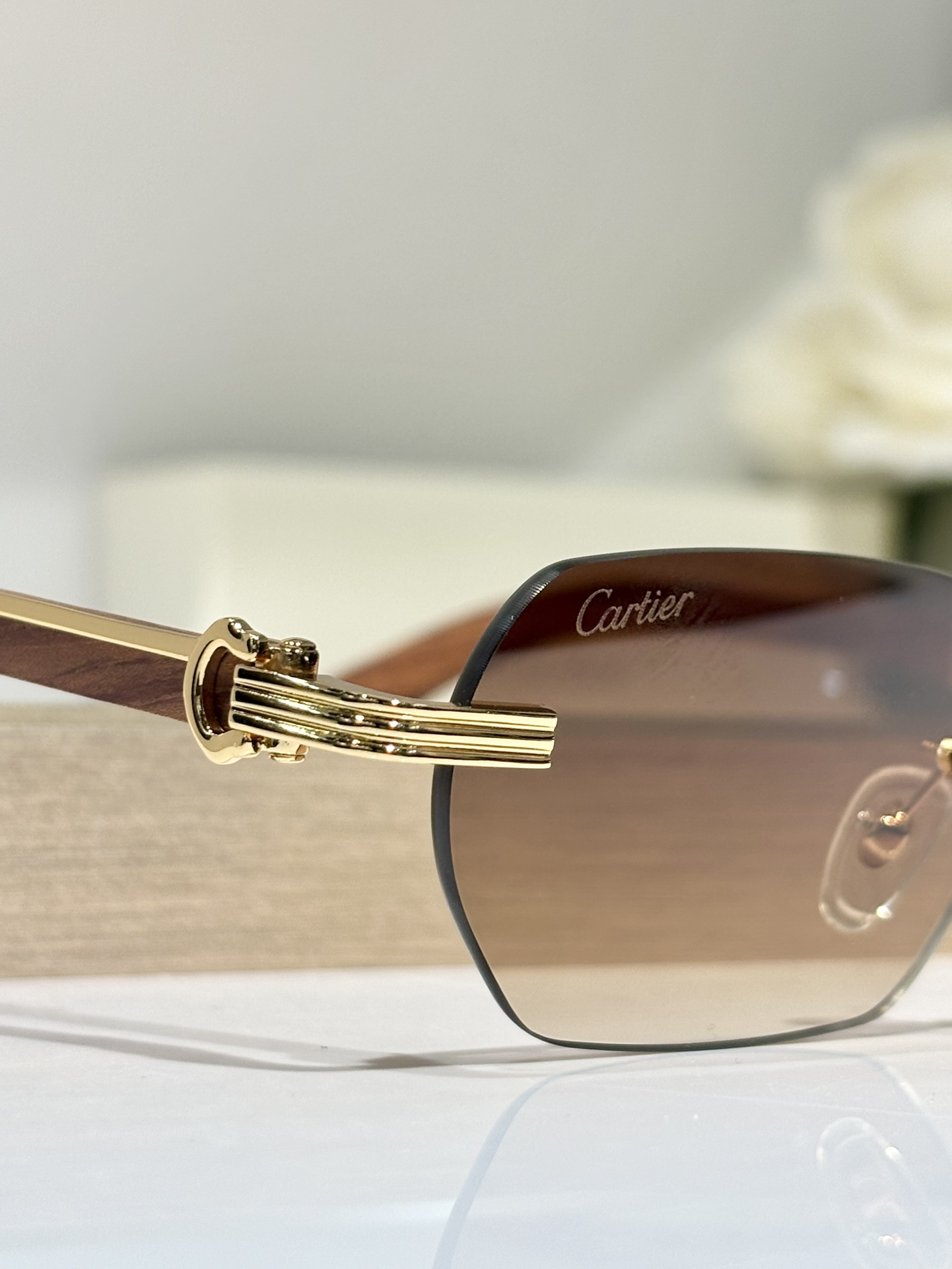 新颜色
CARTIER
 . CT0362s 
SIZE54口21-145

