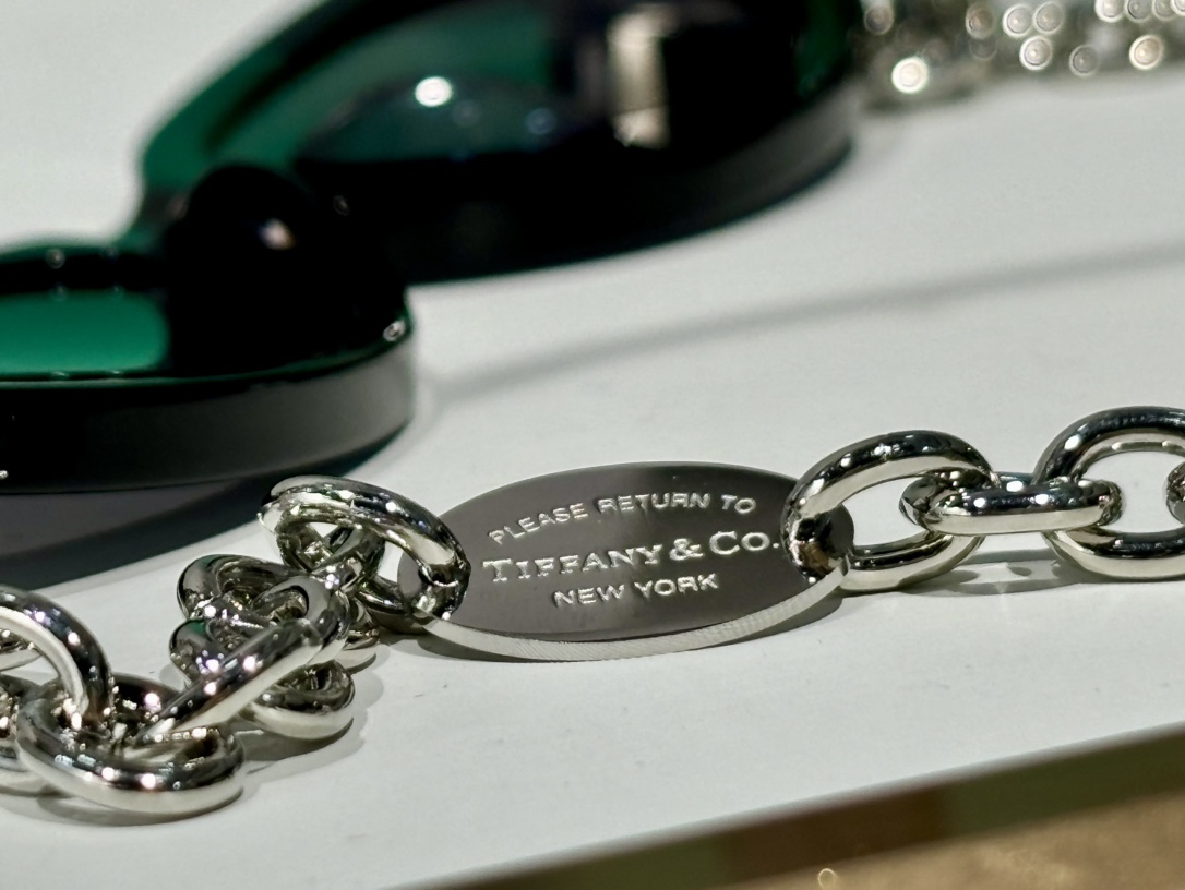  TIFFANY & CO.
MODELOTF4221F
实物美呆
品质保证
锁住品味
