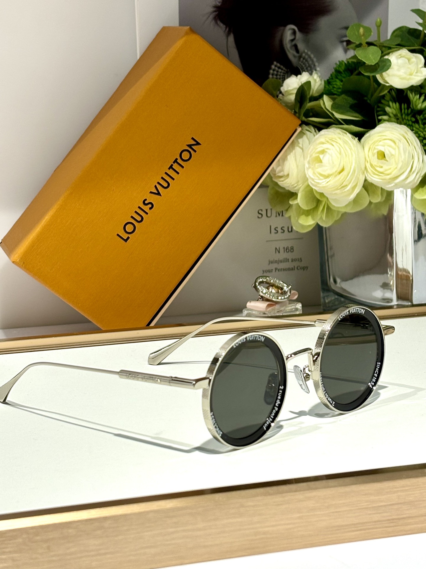。LOUIS VUITTO*
MODEL：Z2223U 
SIZE：44口29-140
