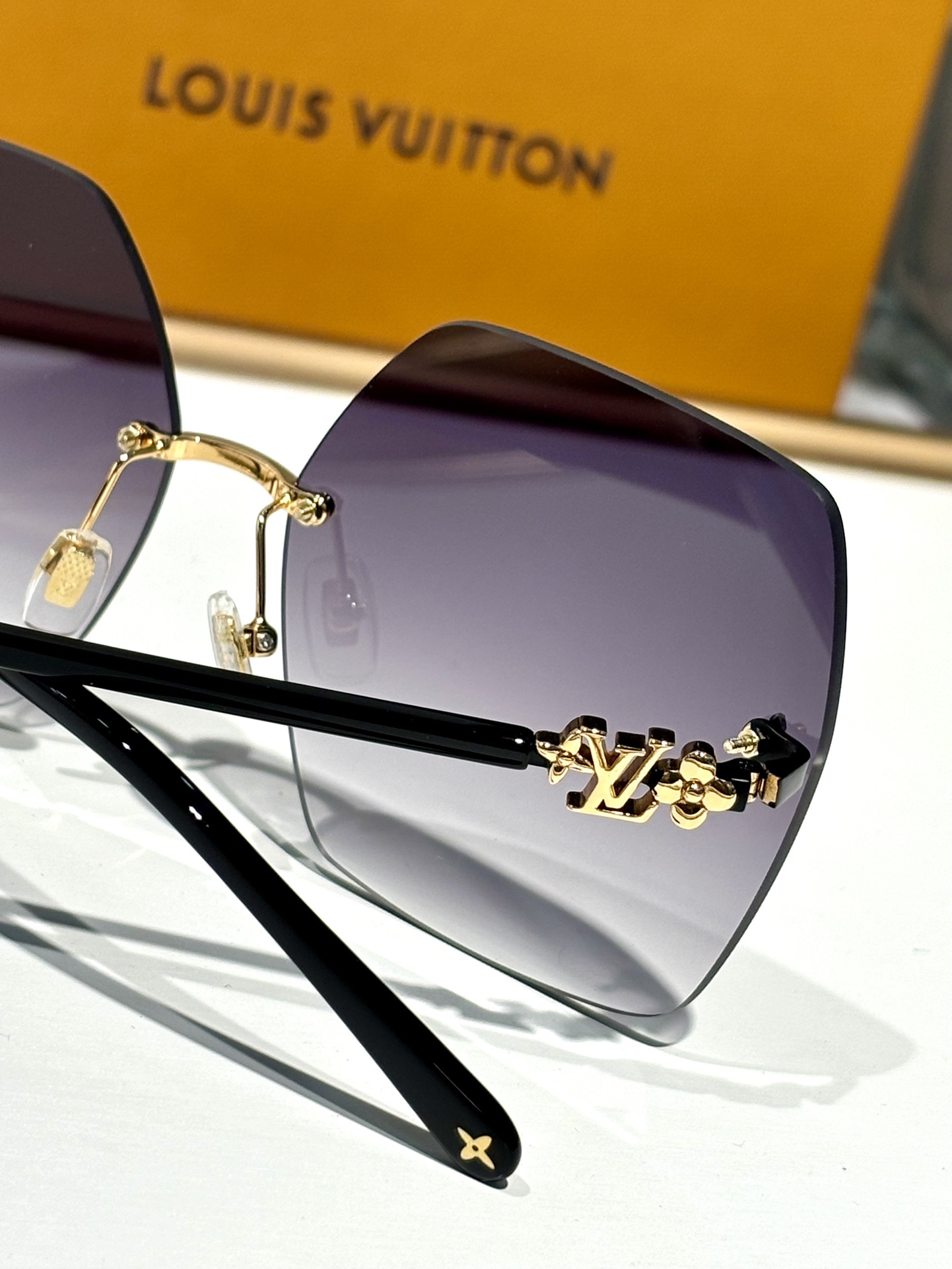  LOUIS VUITTO*
MODEL：Z2460U 
SIZE：63口14-145
