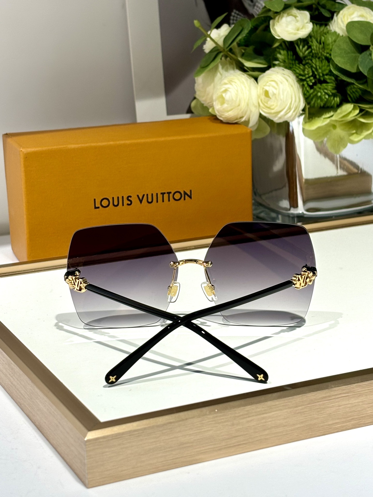  LOUIS VUITTO*
MODEL：Z2460U 
SIZE：63口14-145
