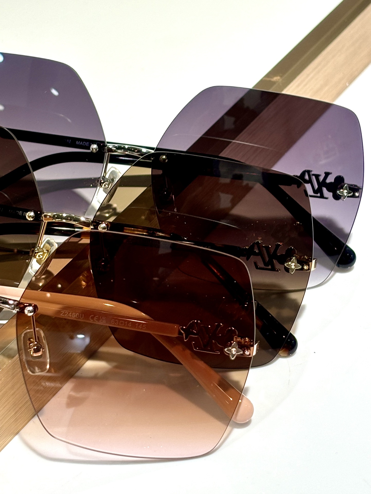  LOUIS VUITTO*
MODEL：Z2460U 
SIZE：63口14-145
