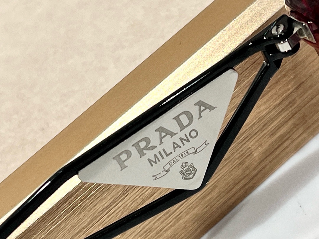  Prada
Mod：SPR14Y
Size：53-19-140
官网同步
独家采用超高工艺
彩色绘画三