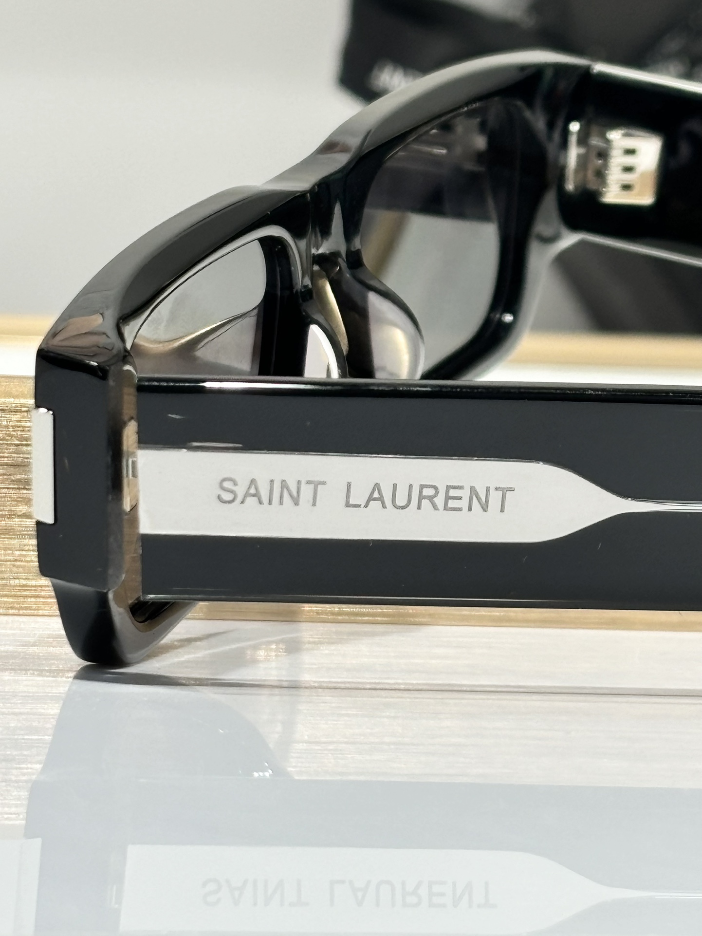 
Saint Lauren*
Mod：SL660
Size：54-19-145
所见所得
实物美 
细节