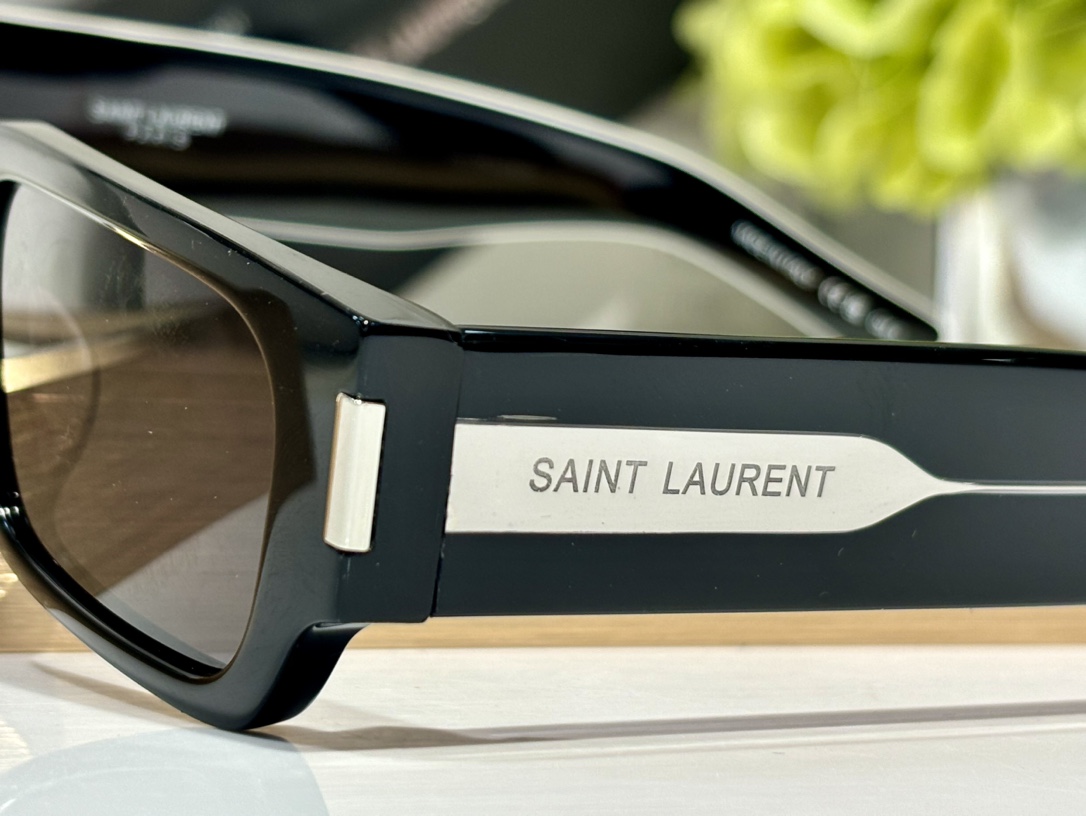 
Saint Lauren*
Mod：SL660
Size：54-19-145
所见所得
实物美 
细节