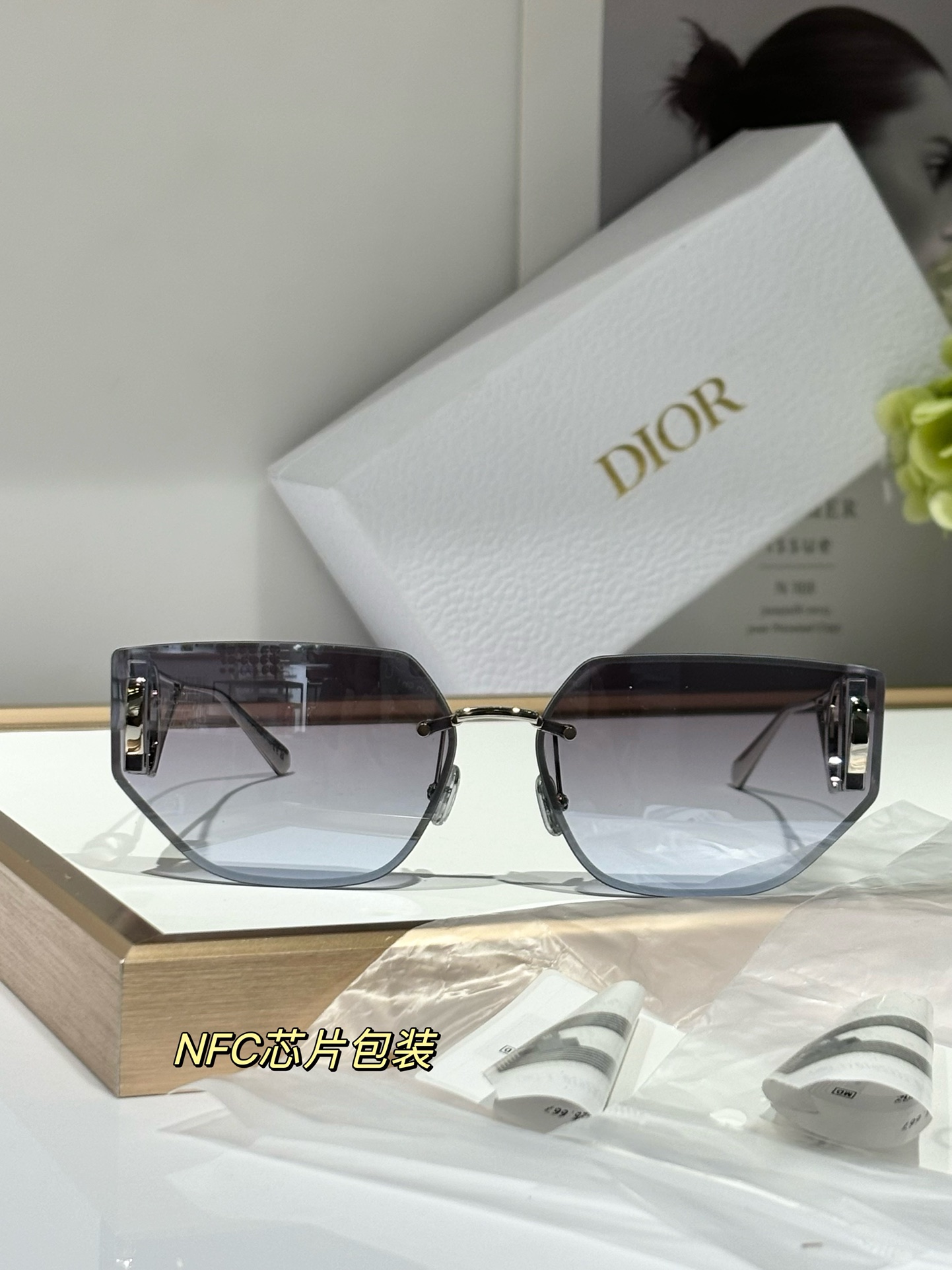  😍😍
常青款
品质保证✔️✔️✔️
防伪nfc 包装
DIOR30MONTAIGNE B3U
3.0加