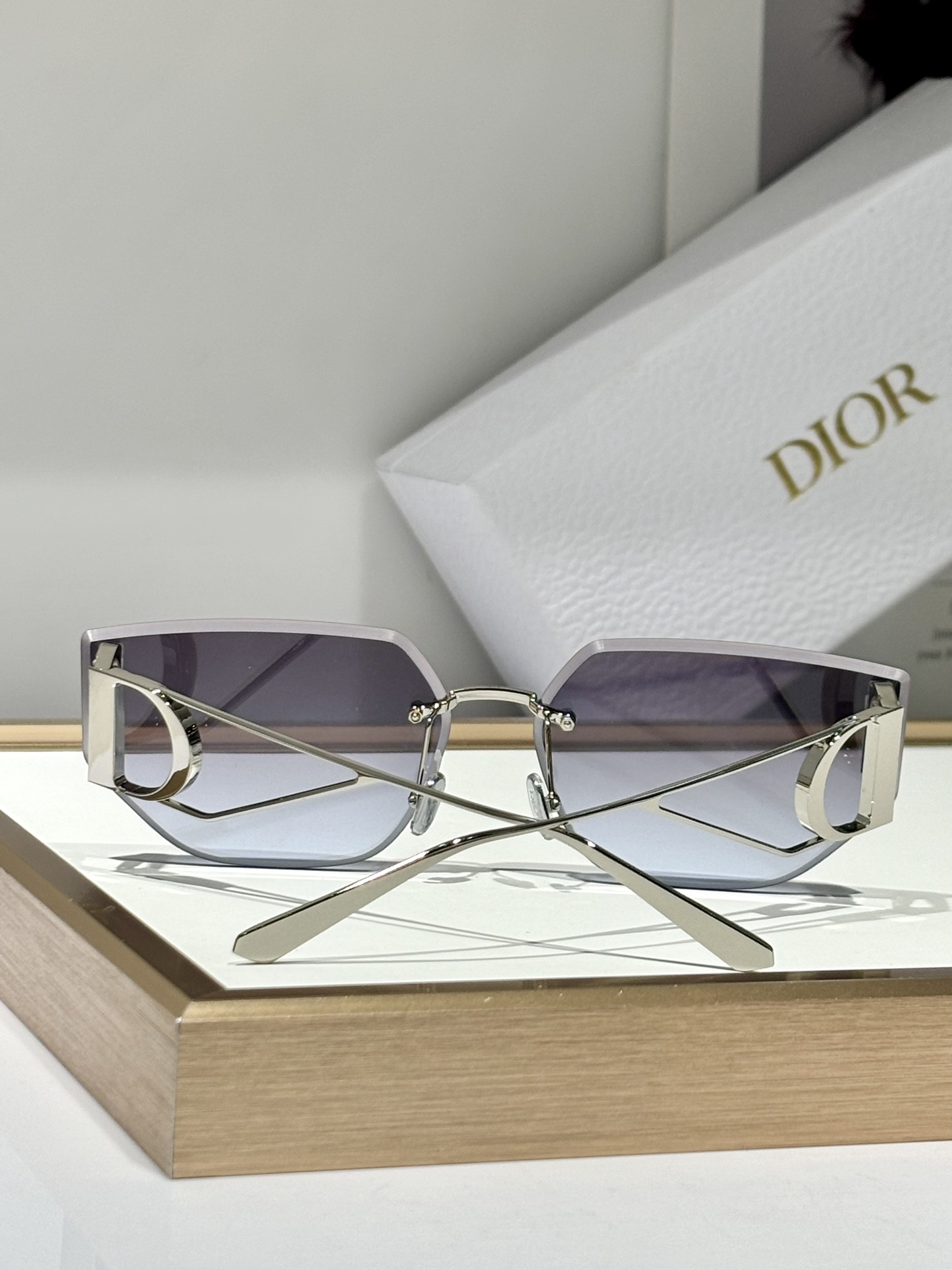  😍😍
常青款
品质保证✔️✔️✔️
防伪nfc 包装
DIOR30MONTAIGNE B3U
3.0加