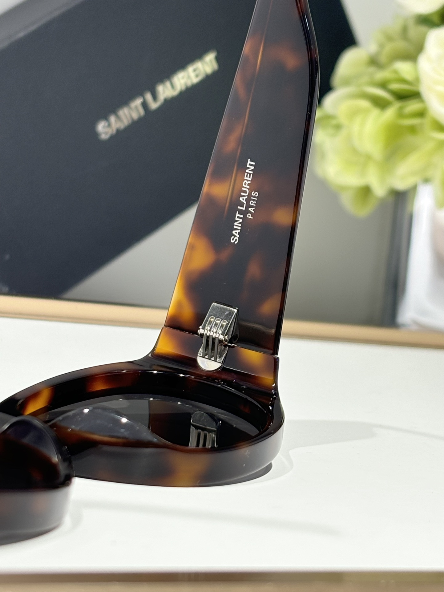  𝑆𝐴𝐼𝑁𝑇 𝐿𝐴𝑈𝑅𝐸𝑁𝑇
ysl-sl736
size：52口17-120
椭圆形镜框 尼龙镜片
S