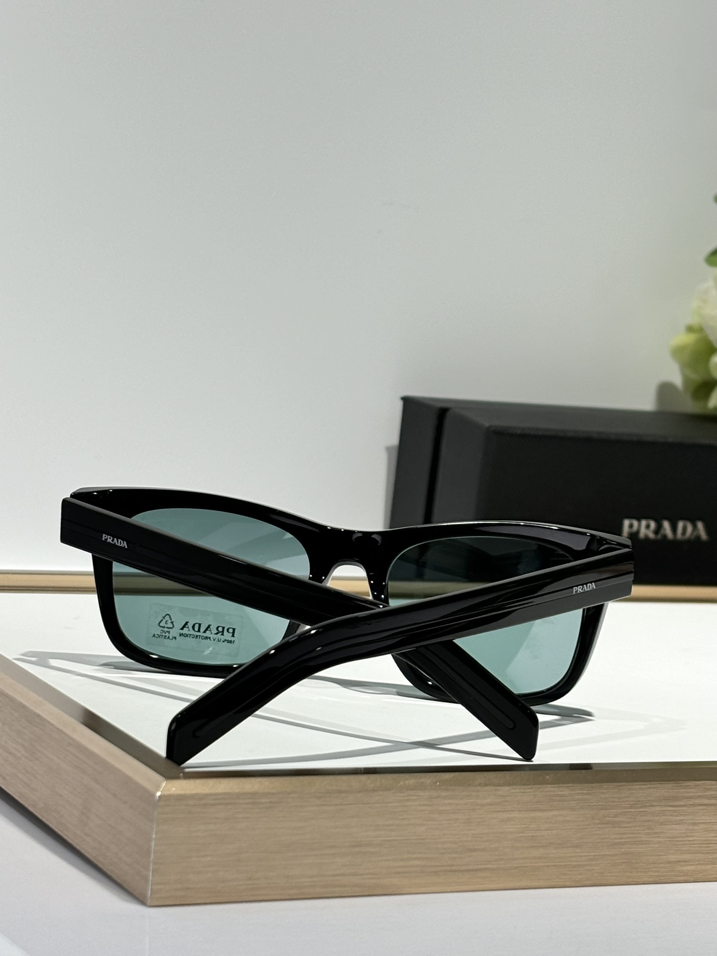  PRADA* Polarized lenses
MOD：SPRA17SF
SIZE：54-19-145