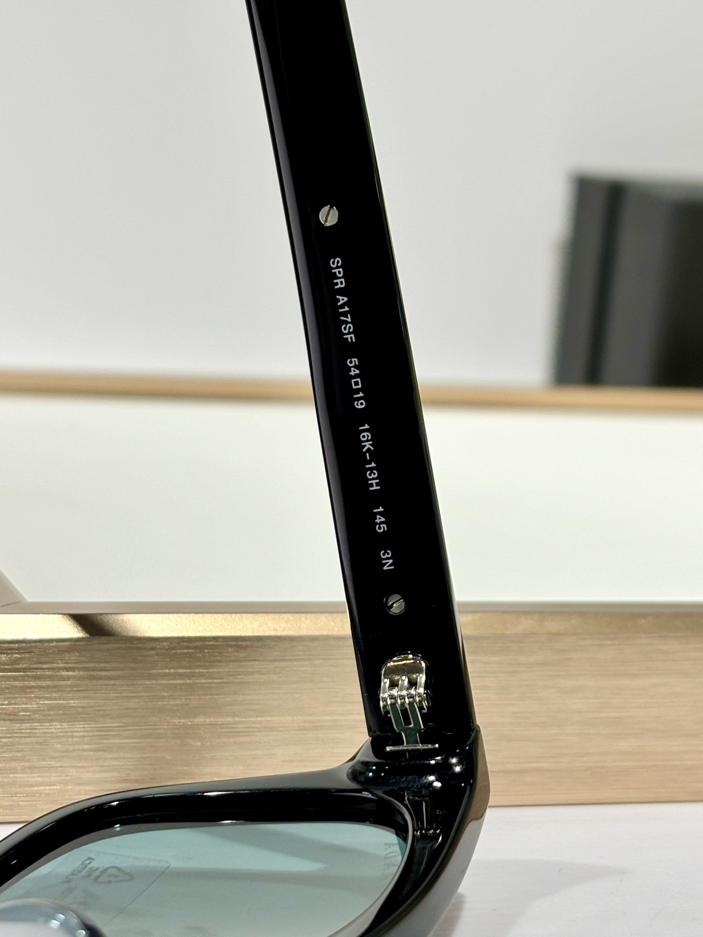  PRADA* Polarized lenses
MOD：SPRA17SF
SIZE：54-19-145