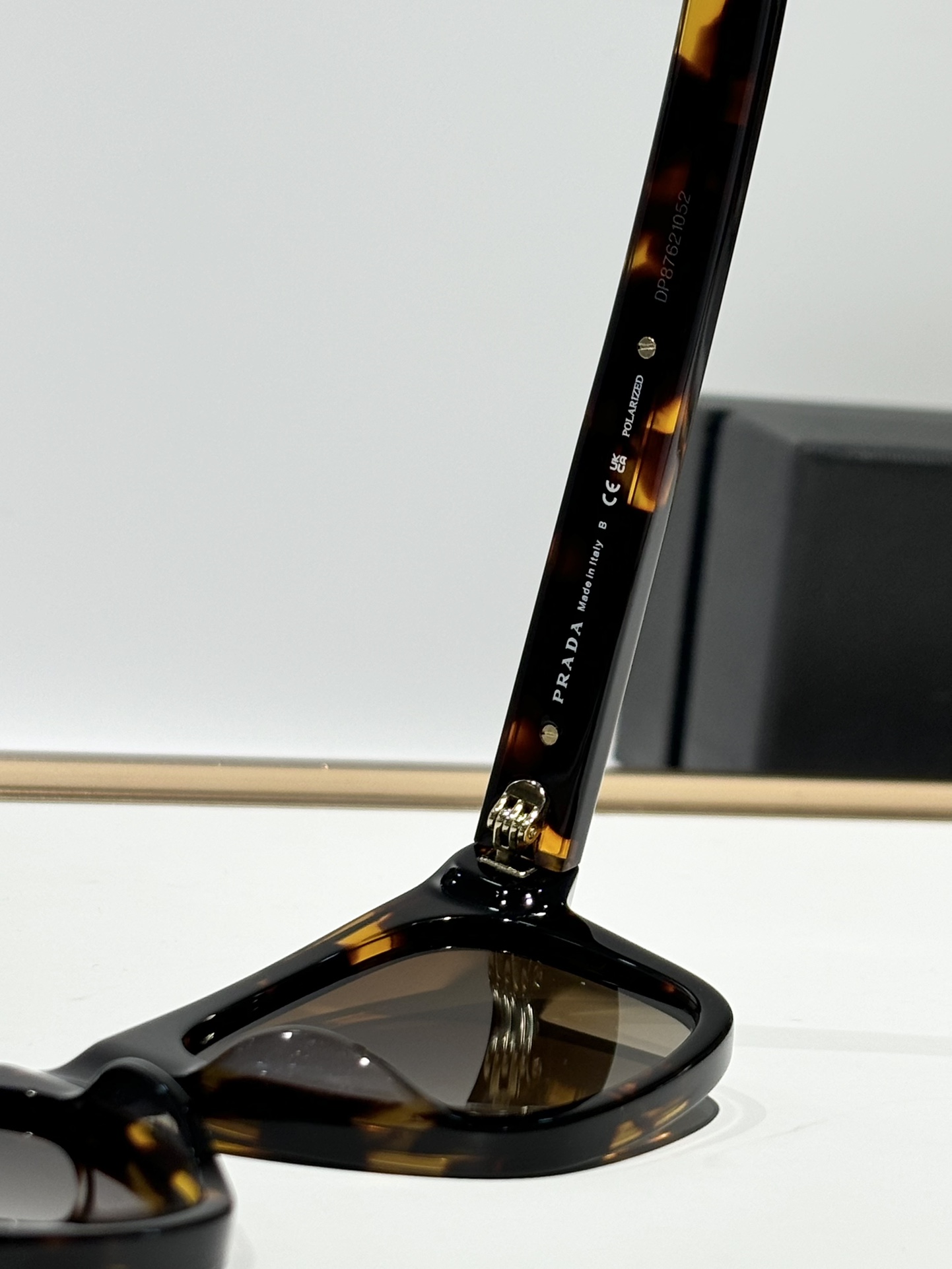  PRADA* Polarized lenses
MOD：SPRA17SF
SIZE：54-19-145