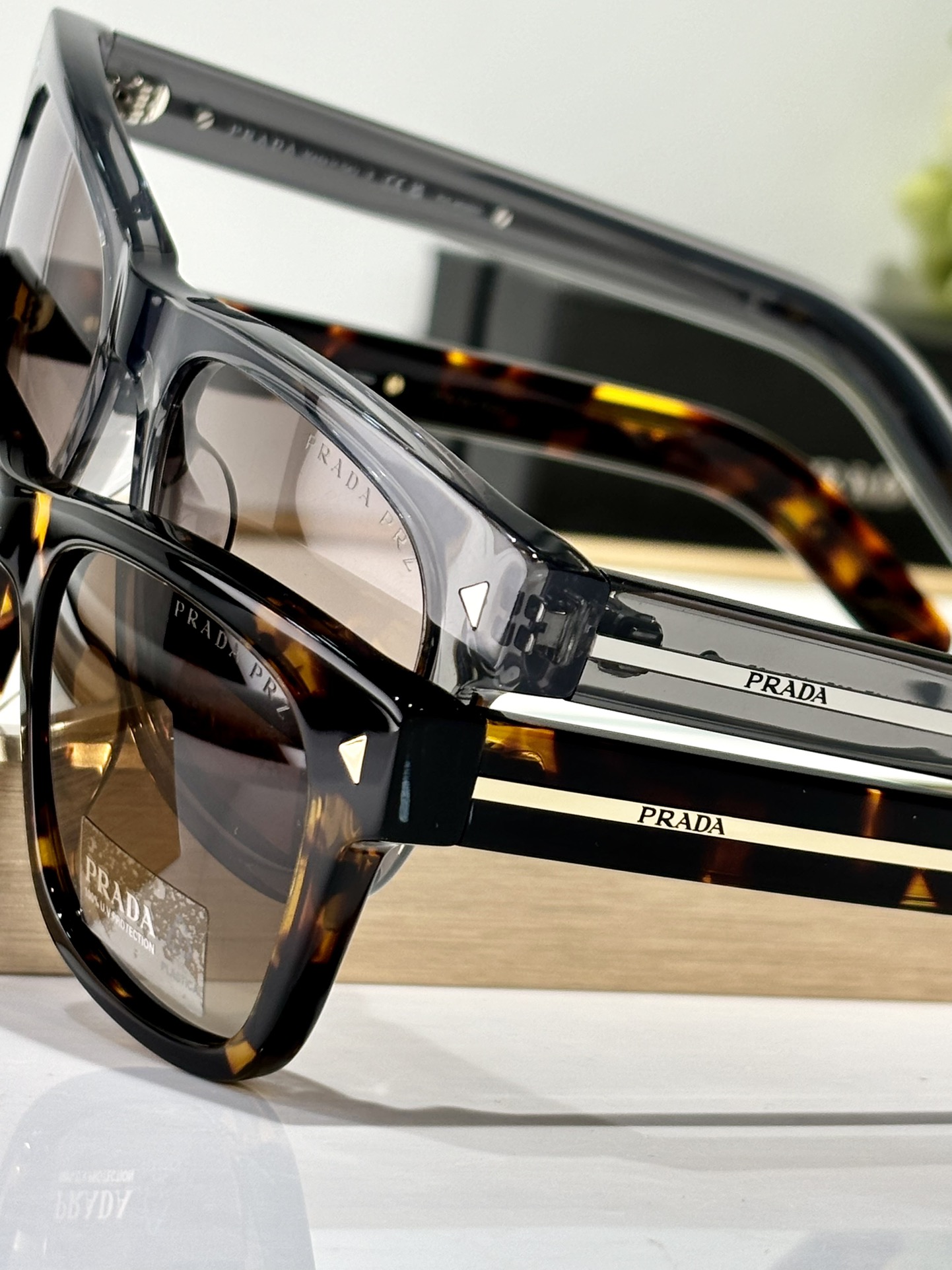  PRADA* Polarized lenses
MOD：SPRA17SF
SIZE：54-19-145