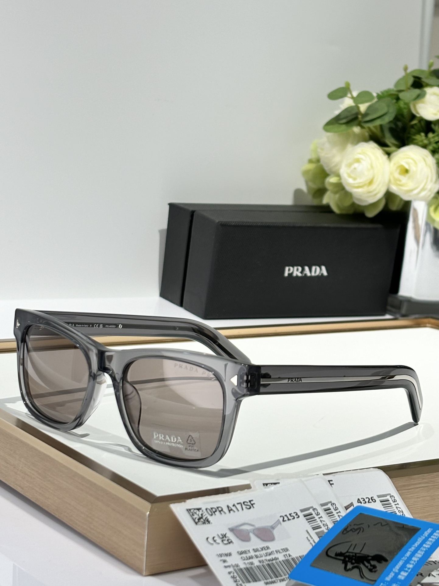  PRADA* Polarized lenses
MOD：SPRA17SF
SIZE：54-19-145