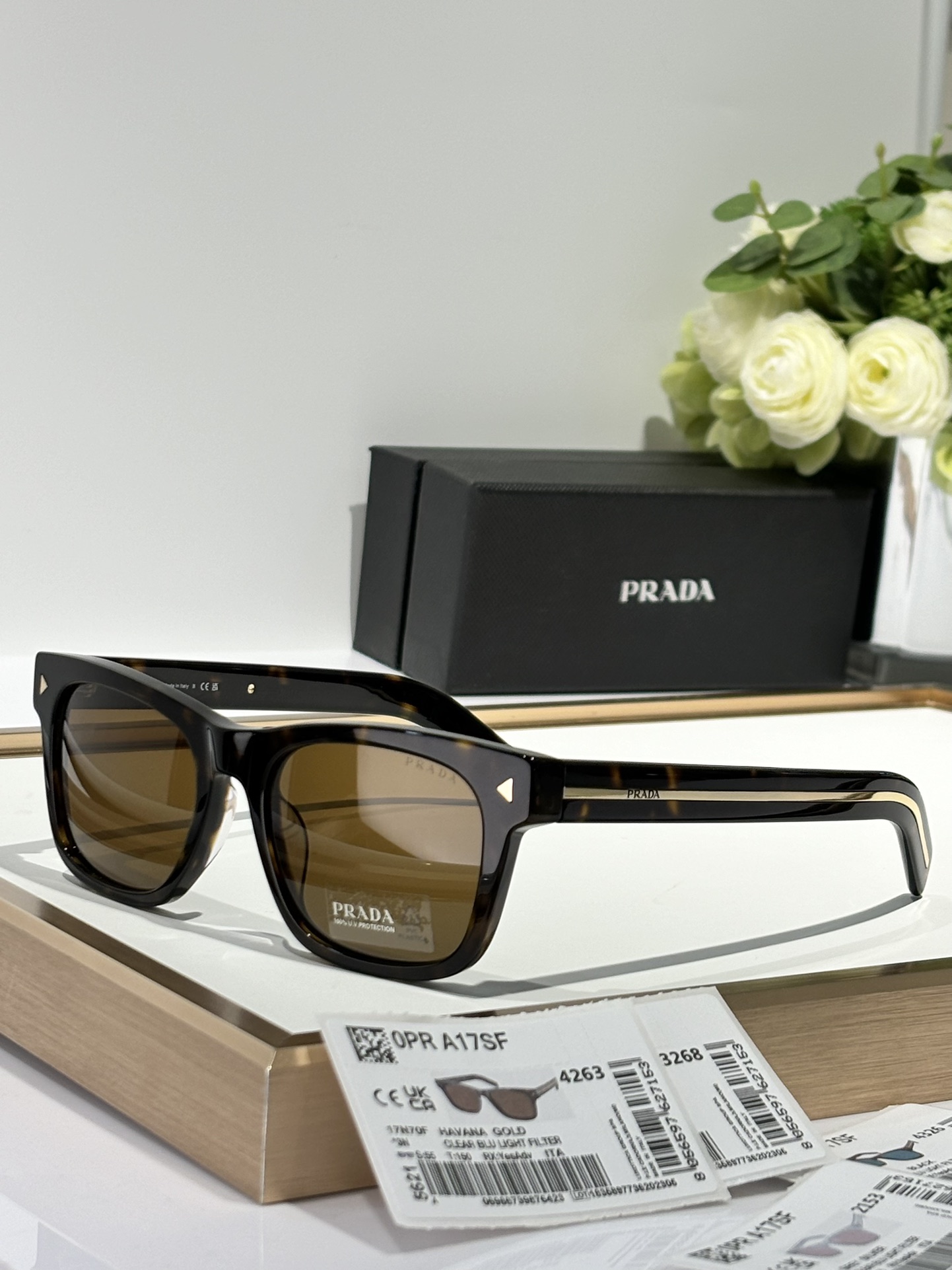  PRADA* Polarized lenses
MOD：SPRA17SF
SIZE：54-19-145