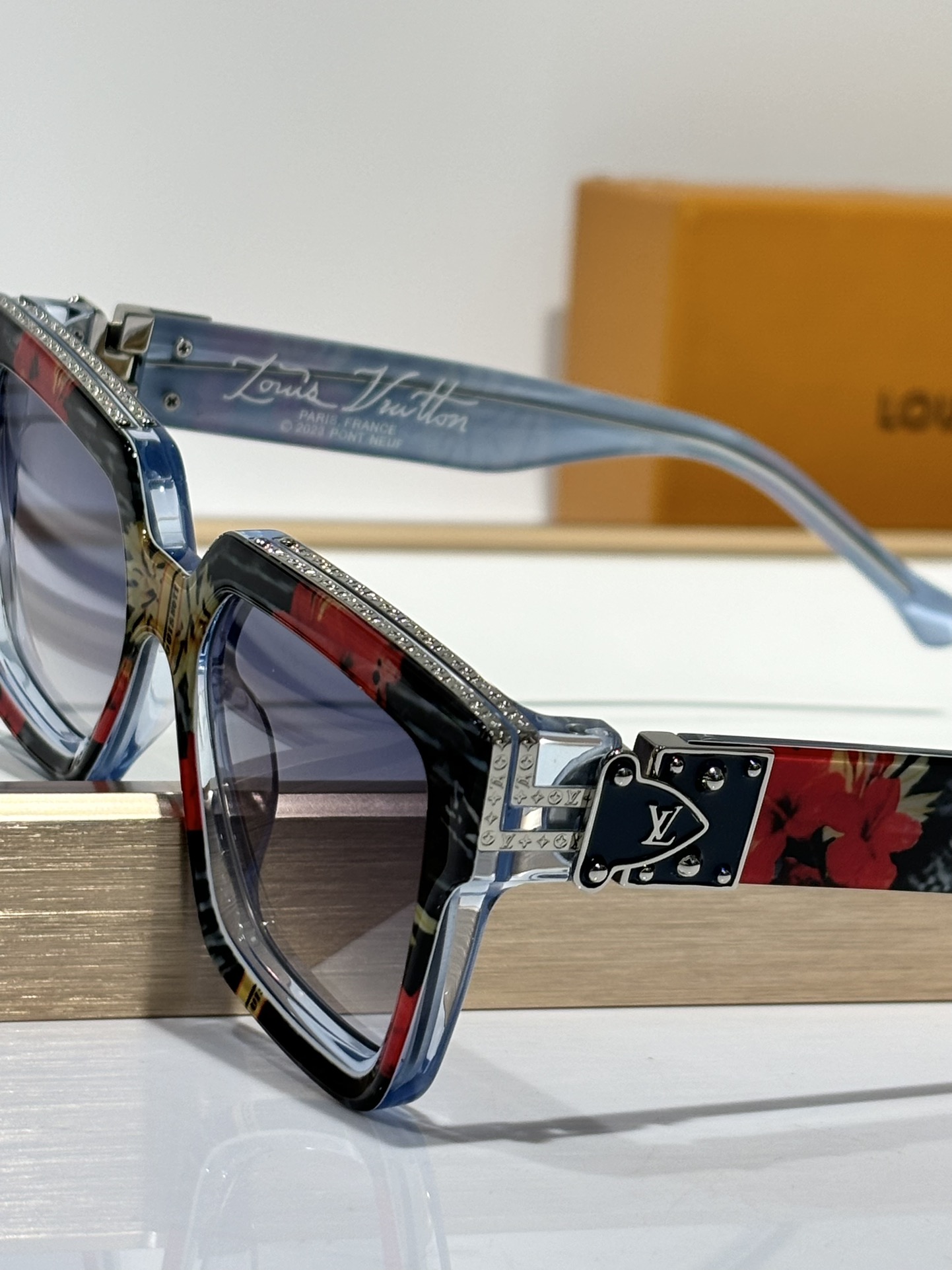  24/25 Add new colors
TOP QUALITY 
LV96006 Millionai