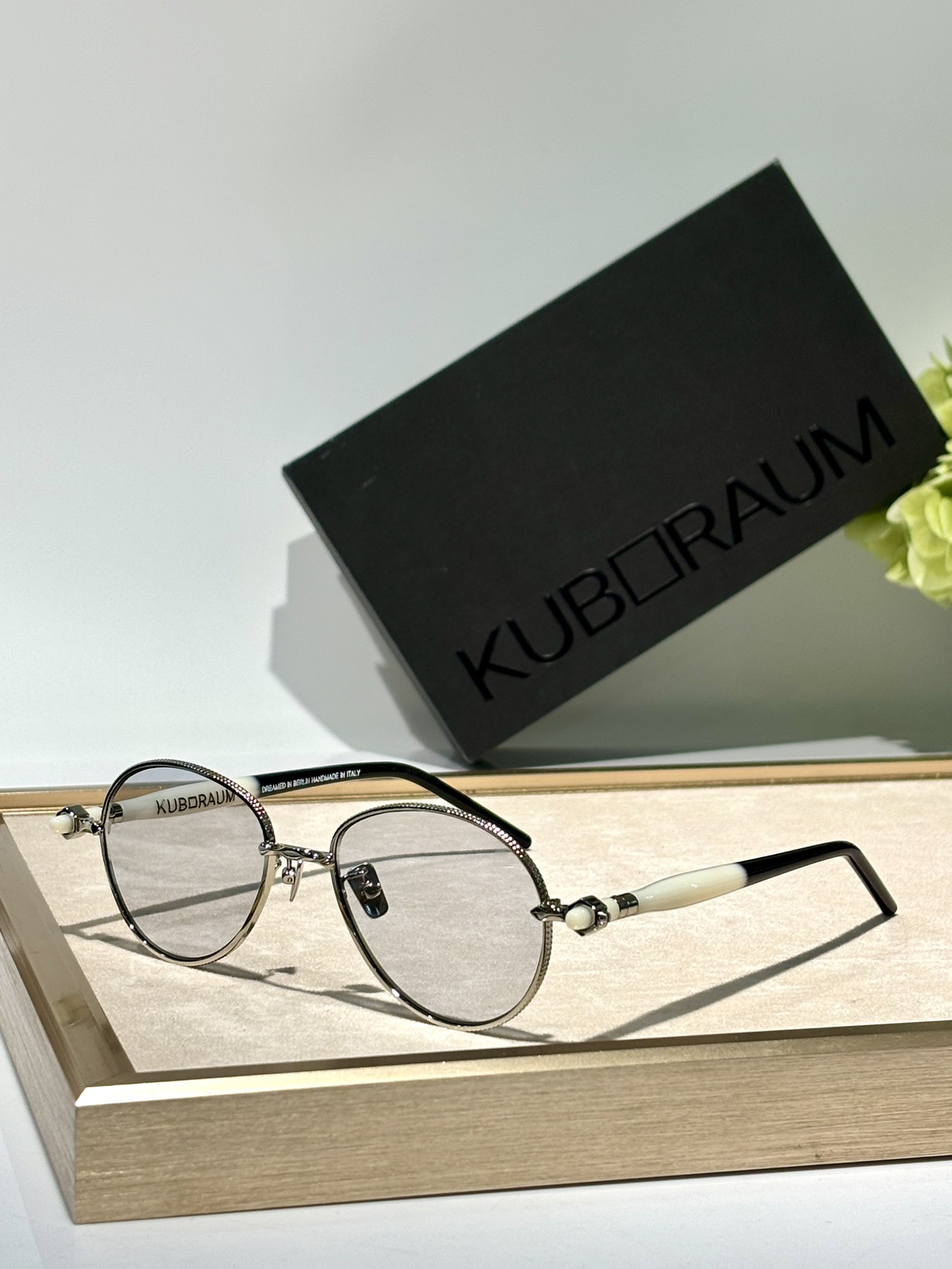kuboraum最新款现代奢华的缩影,呈现了一个精心制作的金属轮廓,拥抱经典元素,具有当代魅力MODEL