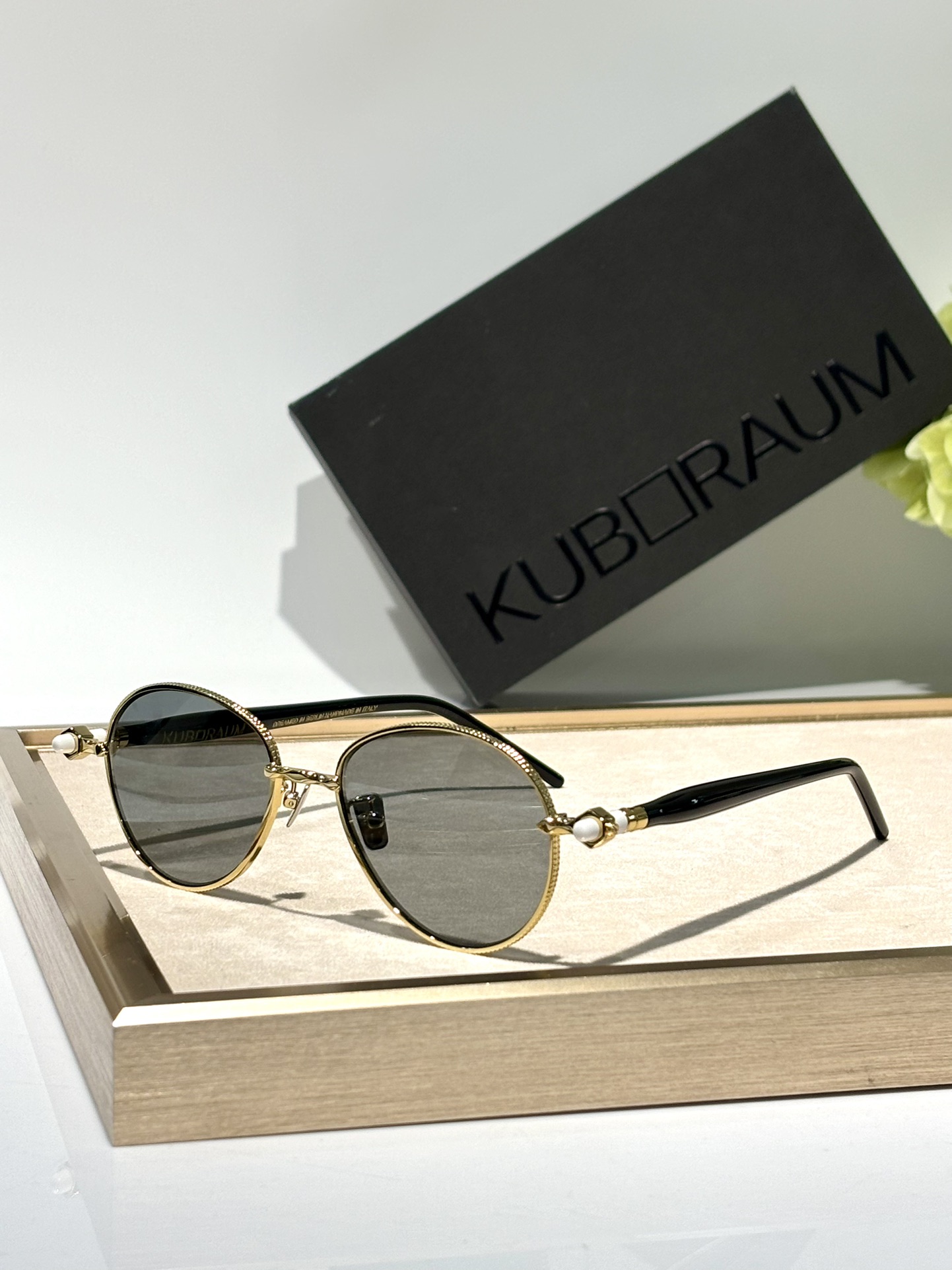 kuboraum最新款现代奢华的缩影,呈现了一个精心制作的金属轮廓,拥抱经典元素,具有当代魅力MODEL