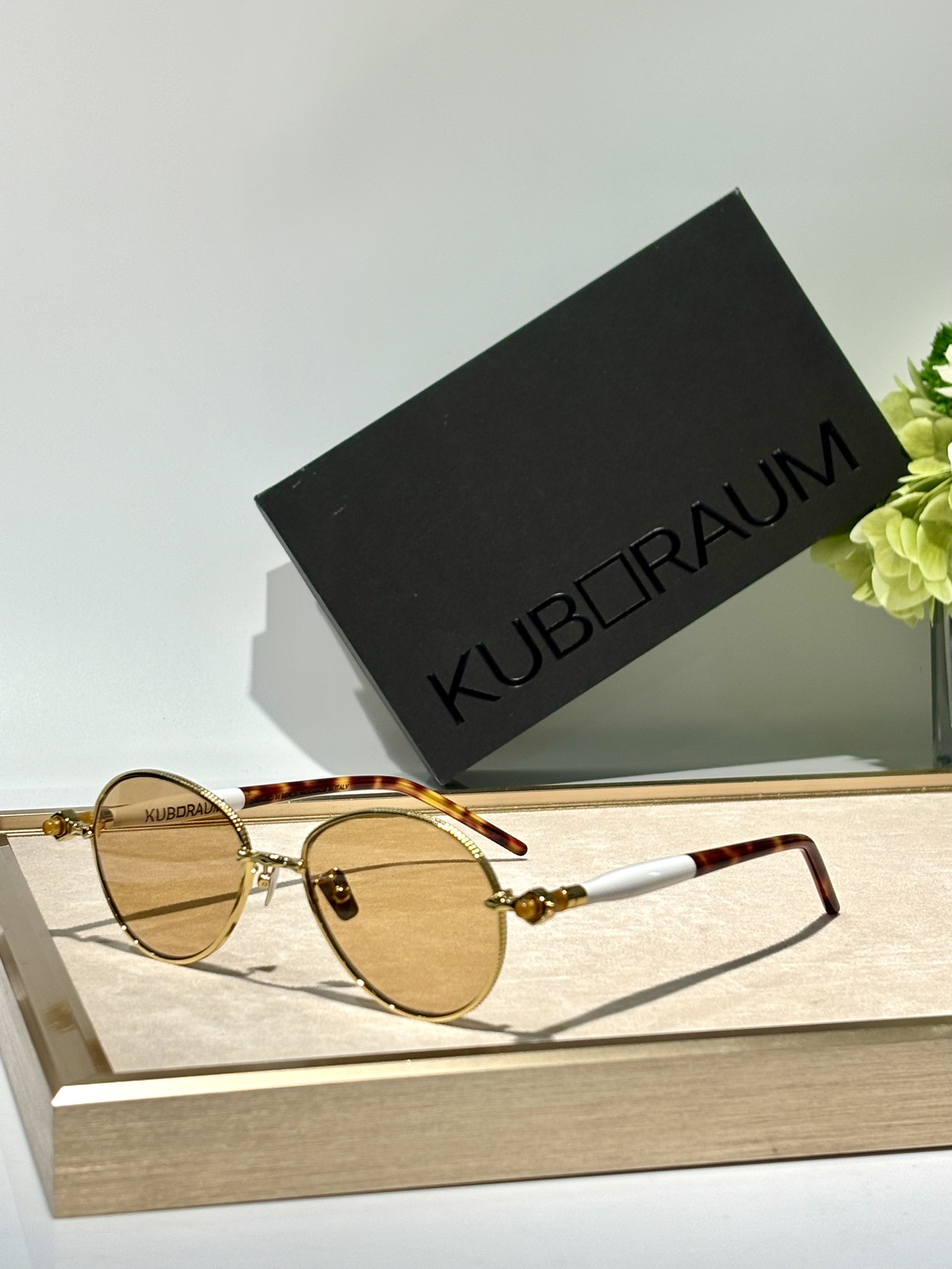 kuboraum最新款现代奢华的缩影,呈现了一个精心制作的金属轮廓,拥抱经典元素,具有当代魅力MODEL